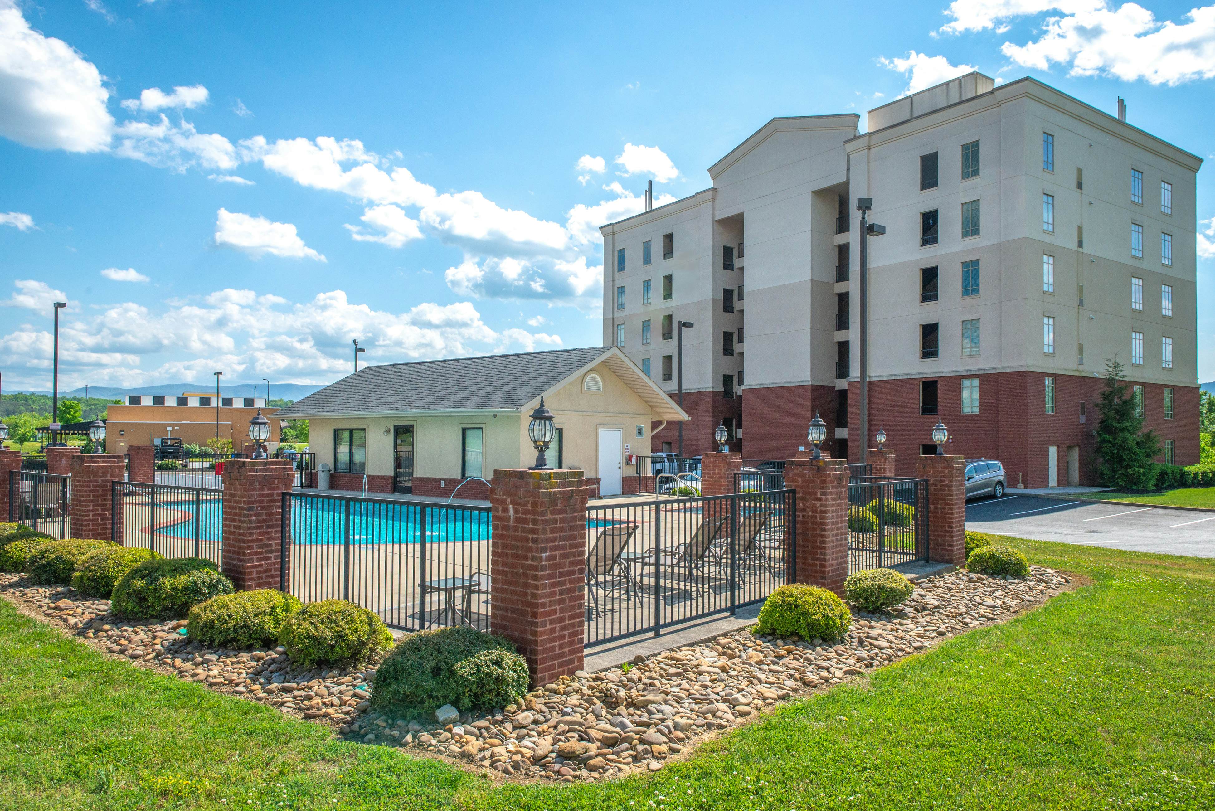 Riverfront condo with large balcony & pool/hot tub + Free Attraction Tickets