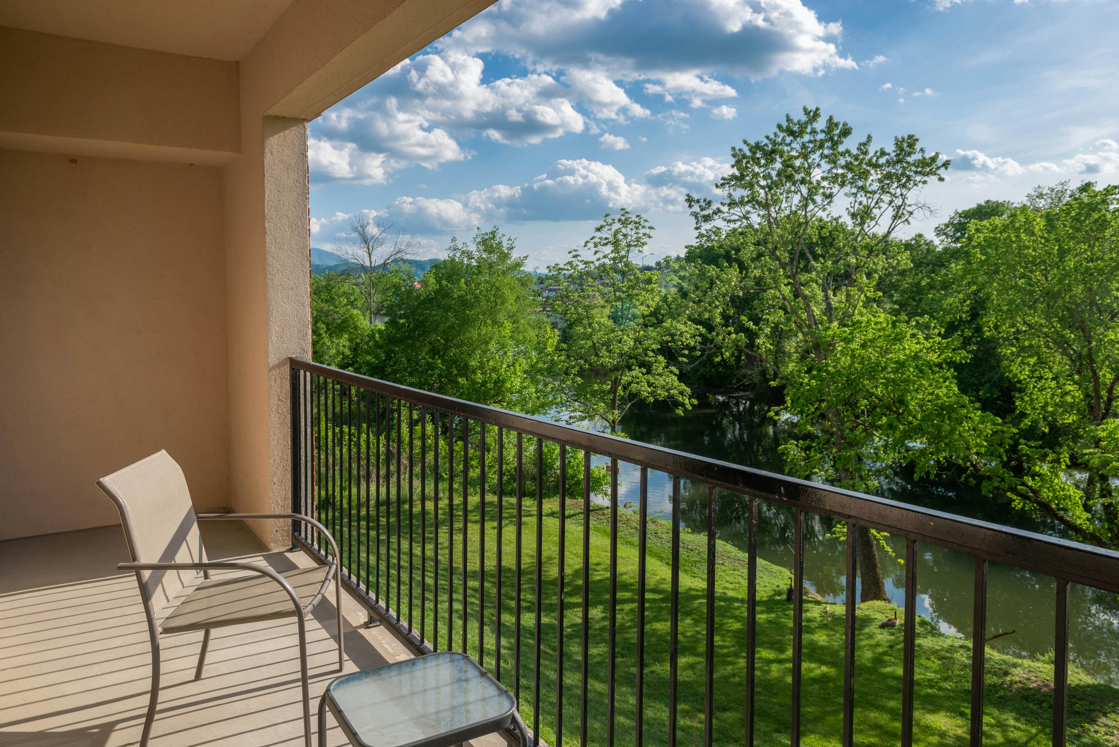 Riverfront condo with large balcony & pool/hot tub + Free Attraction Tickets