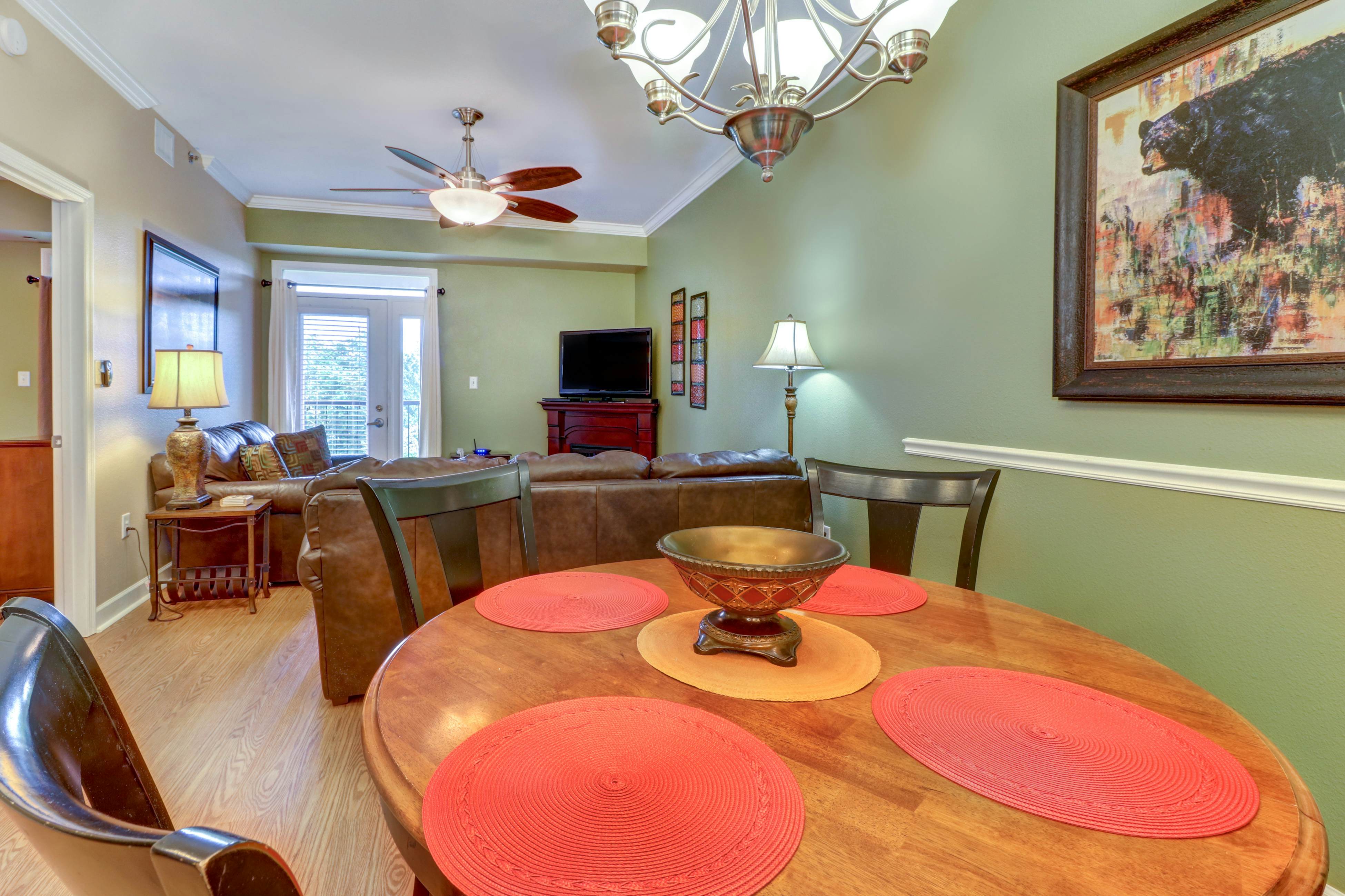 Riverfront condo with large balcony & pool/hot tub + Free Attraction Tickets