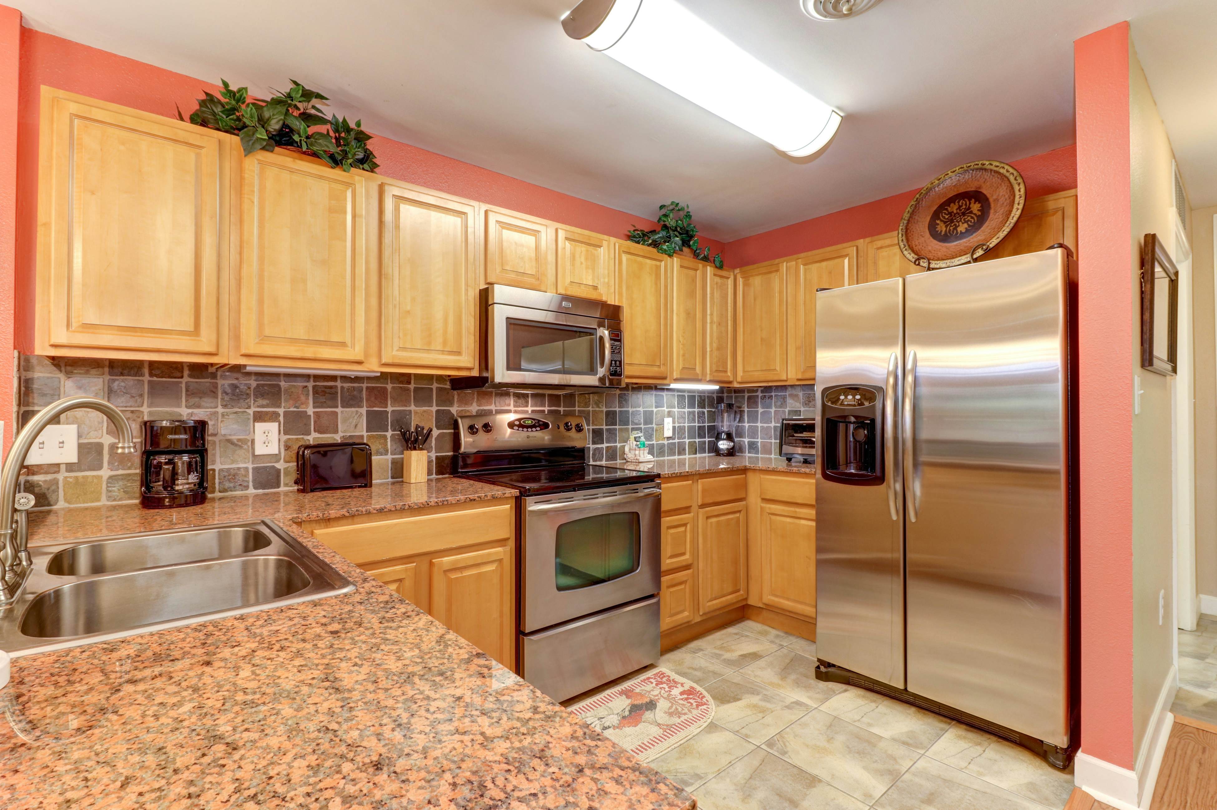 Riverfront condo with large balcony & pool/hot tub + Free Attraction Tickets