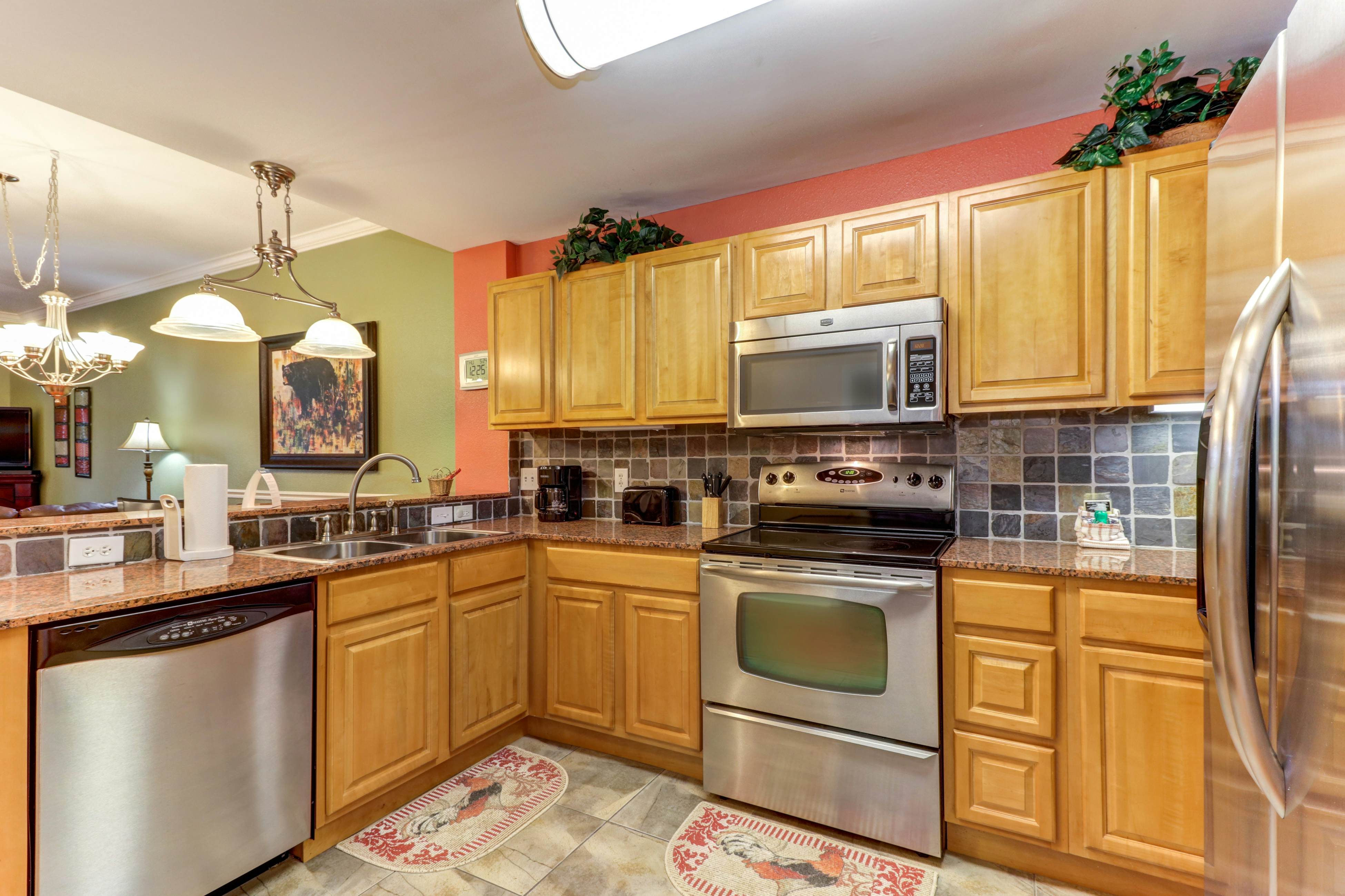 Riverfront condo with large balcony & pool/hot tub + Free Attraction Tickets