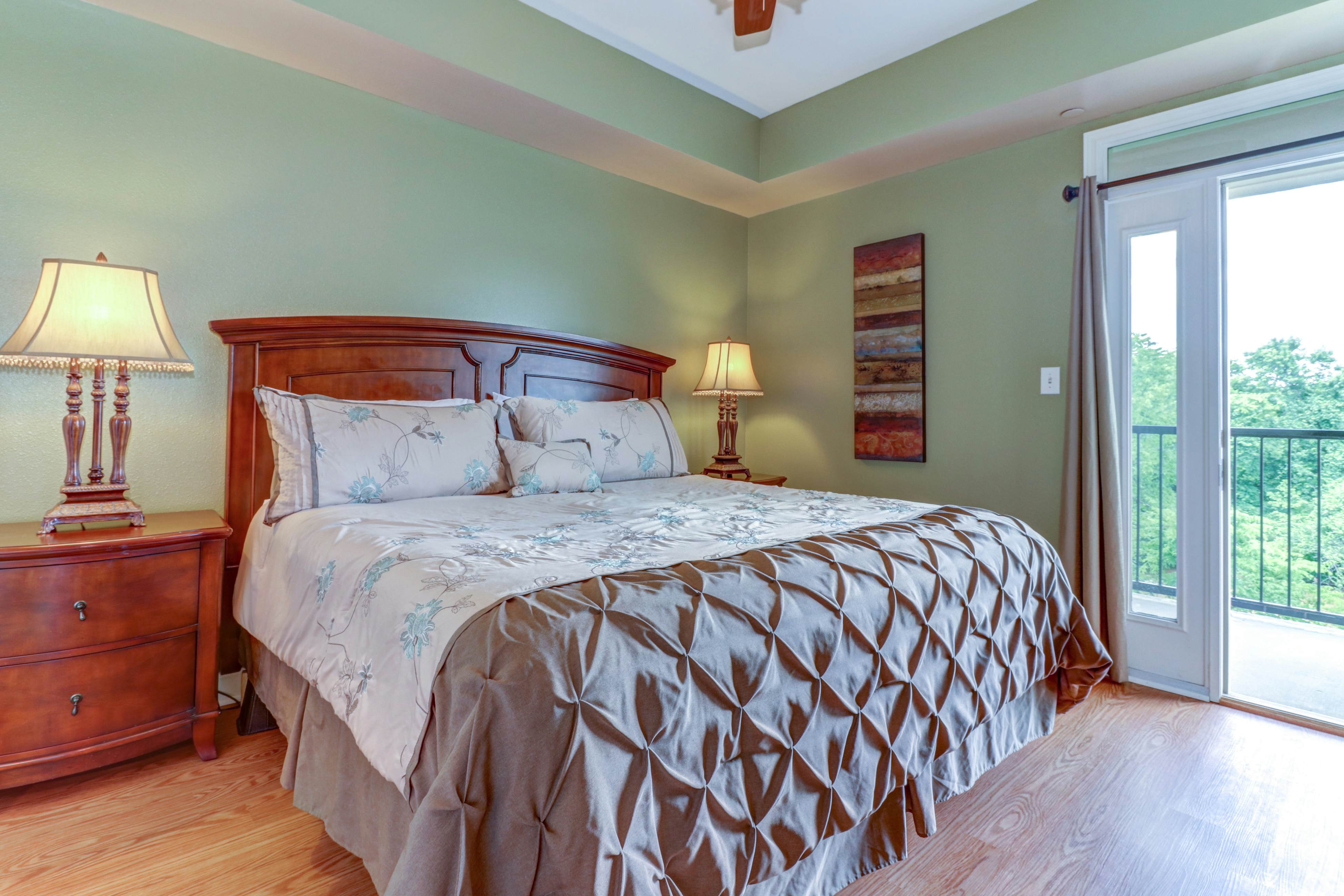 Riverfront condo with large balcony & pool/hot tub + Free Attraction Tickets