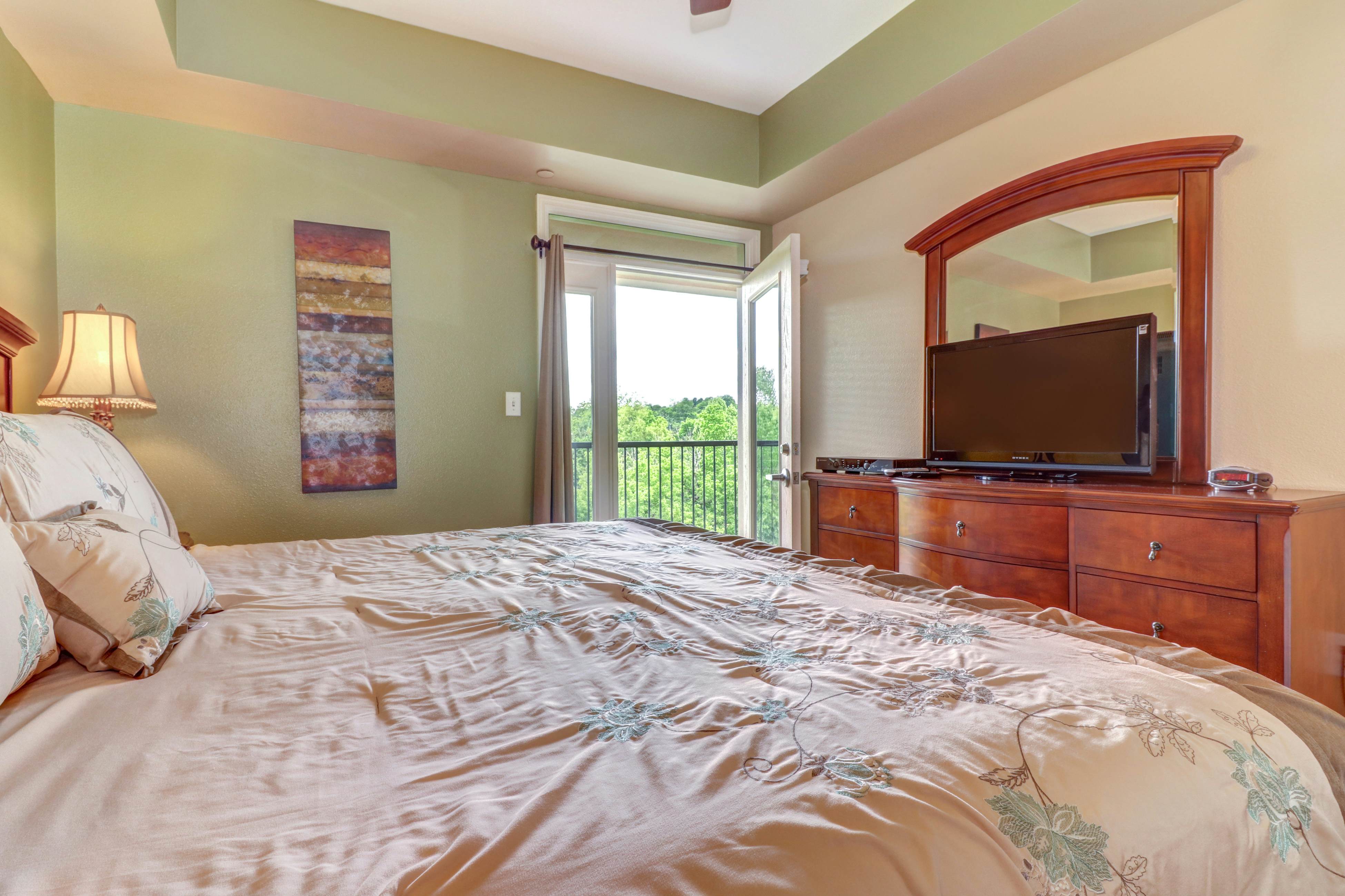 Riverfront condo with large balcony & pool/hot tub + Free Attraction Tickets