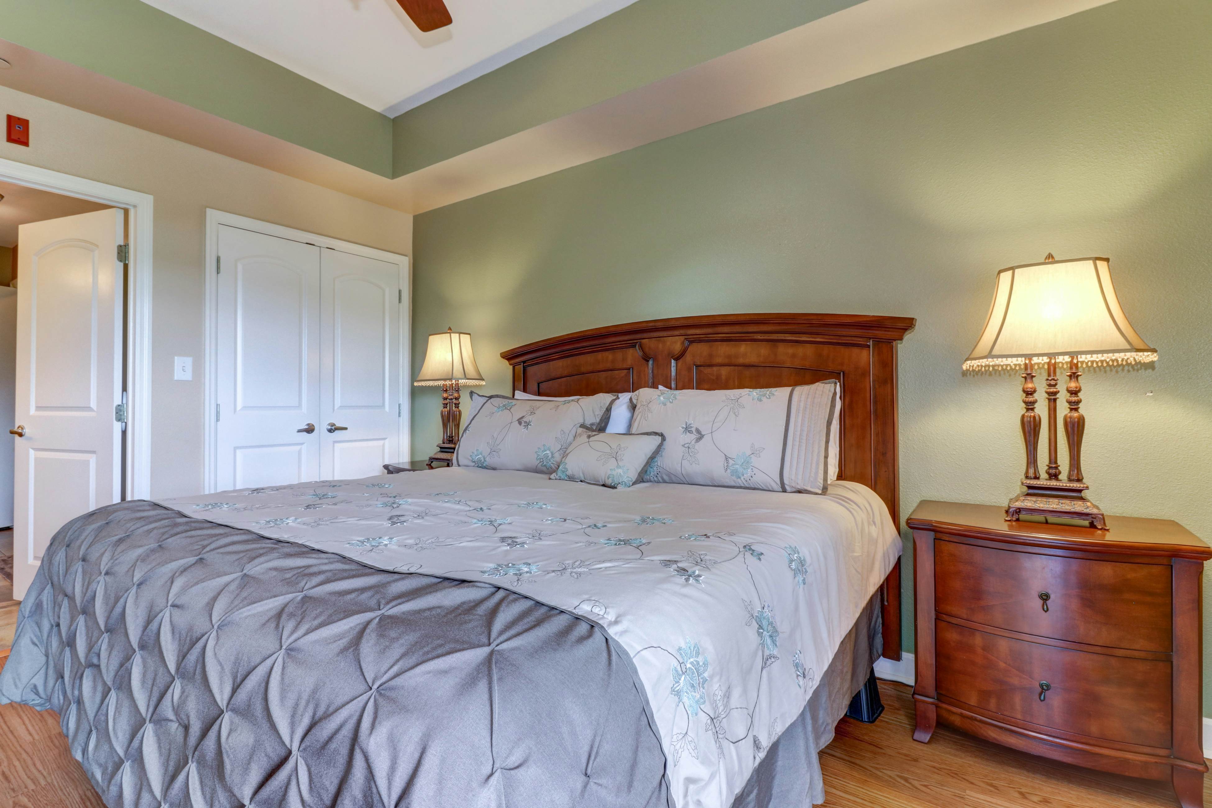 Riverfront condo with large balcony & pool/hot tub + Free Attraction Tickets