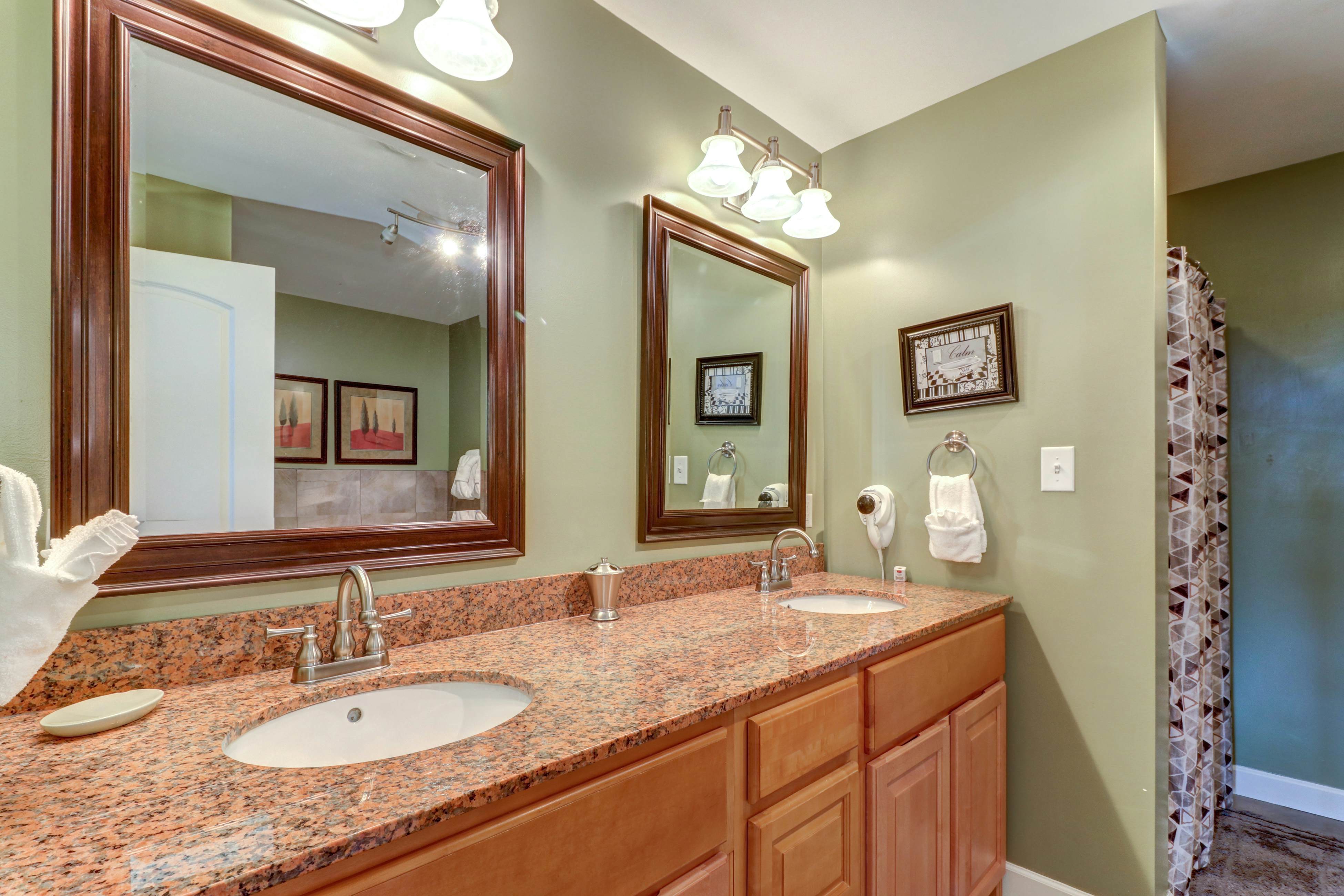 Riverfront condo with large balcony & pool/hot tub + Free Attraction Tickets