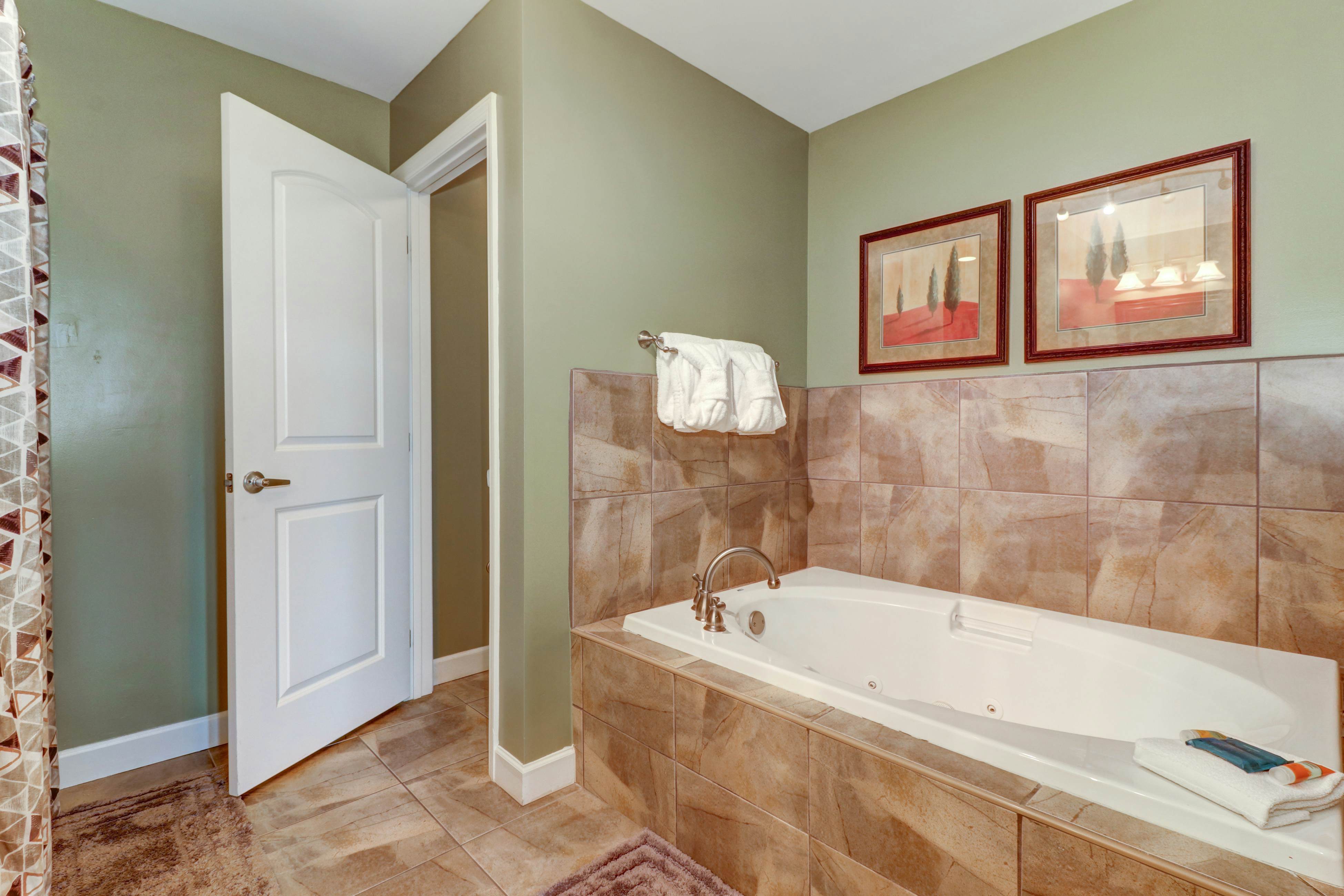 Riverfront condo with large balcony & pool/hot tub + Free Attraction Tickets