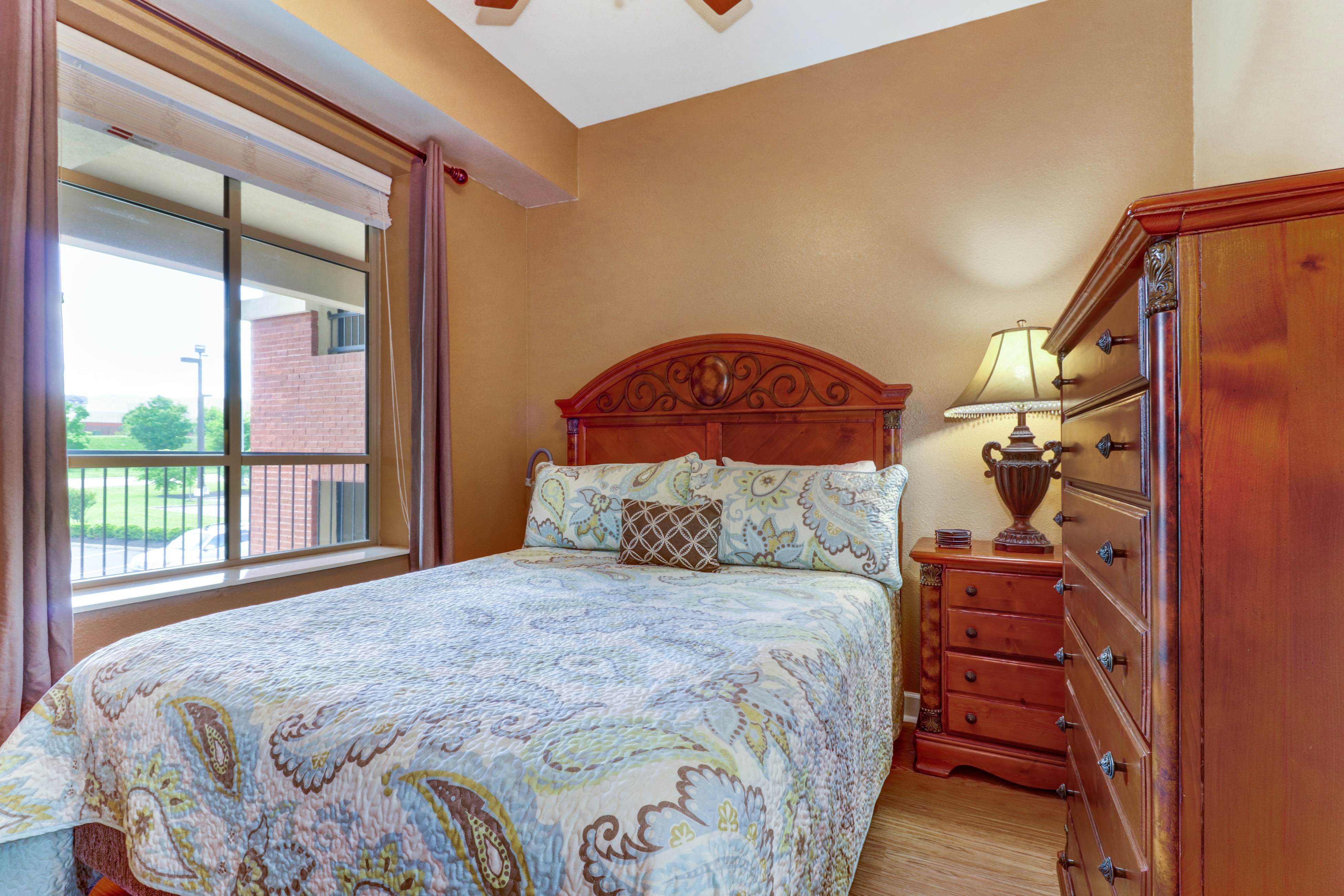 Riverfront condo with large balcony & pool/hot tub + Free Attraction Tickets