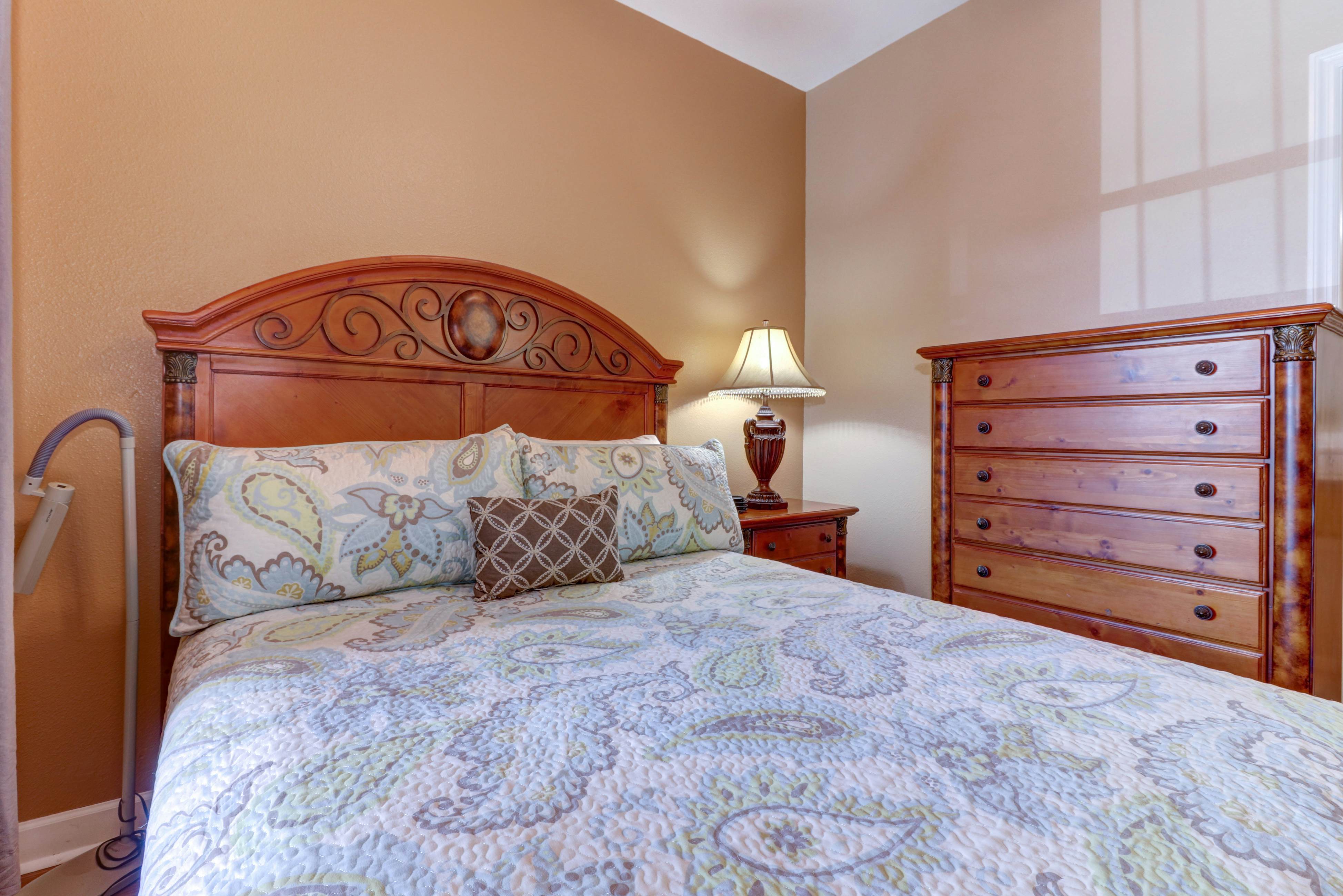 Riverfront condo with large balcony & pool/hot tub + Free Attraction Tickets