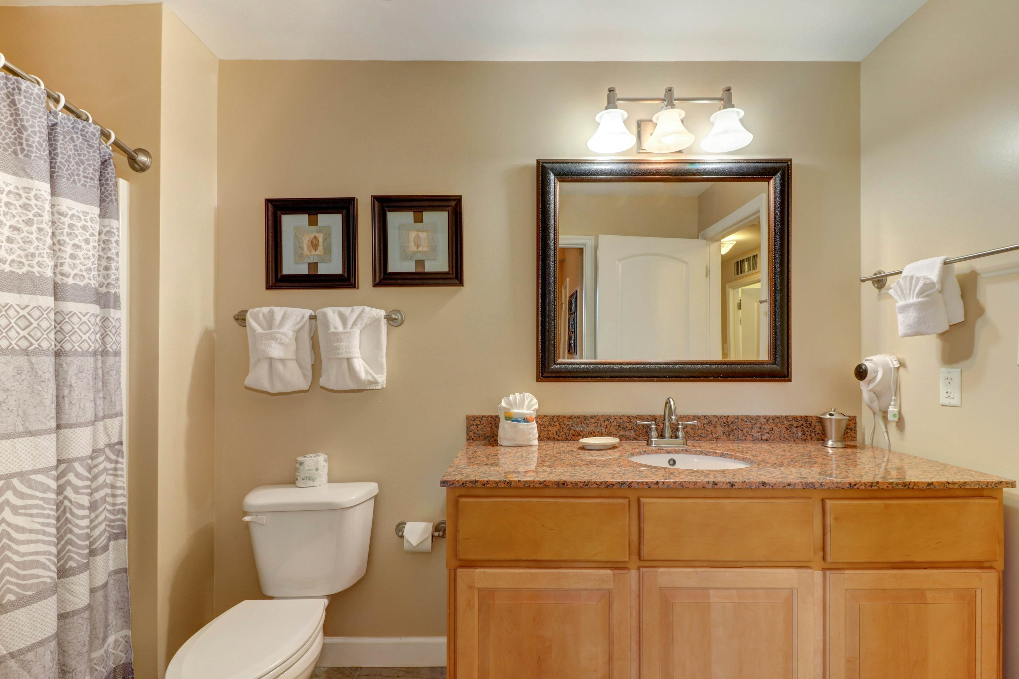 Riverfront condo with large balcony & pool/hot tub + Free Attraction Tickets