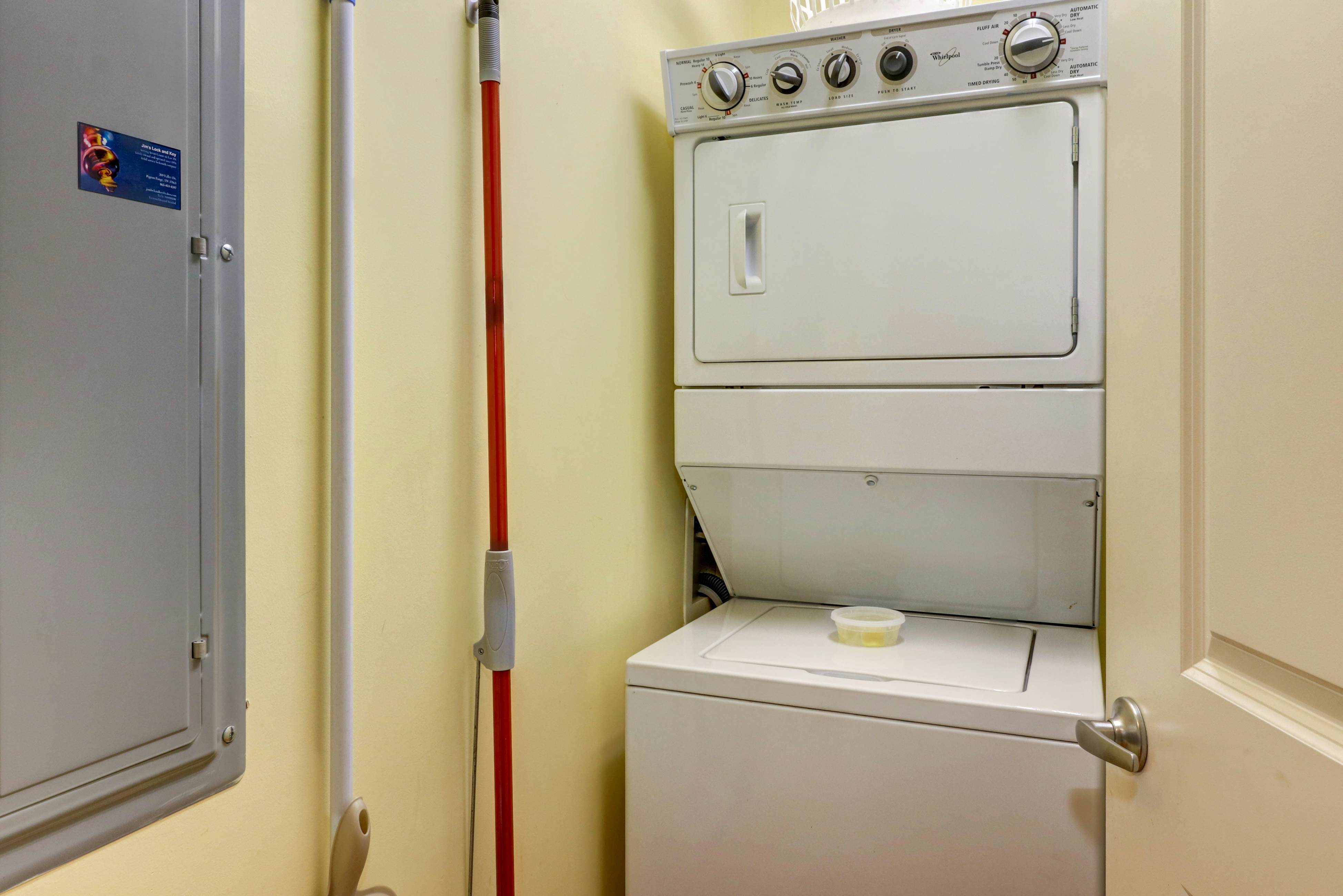 Riverfront condo with large balcony & pool/hot tub + Free Attraction Tickets