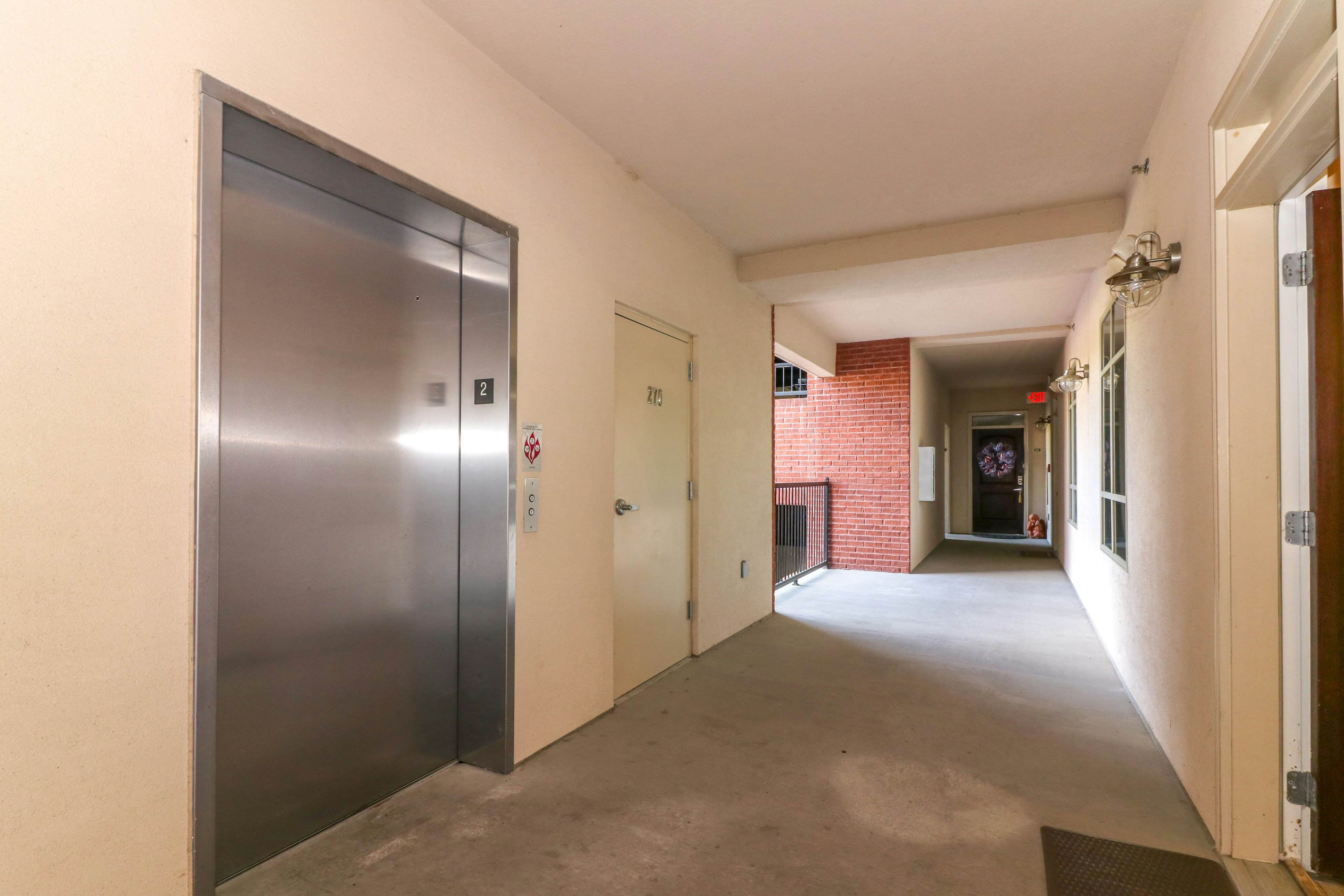 Riverfront condo with large balcony & pool/hot tub + Free Attraction Tickets