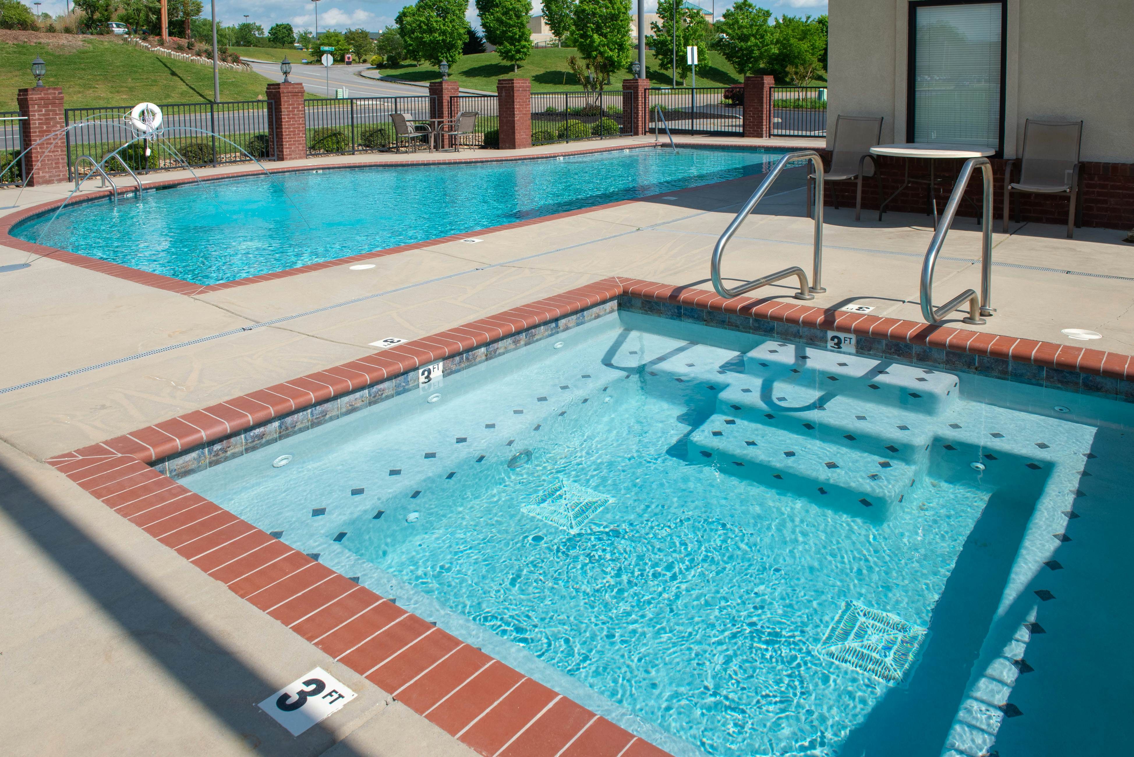Riverfront condo with large balcony & pool/hot tub + Free Attraction Tickets