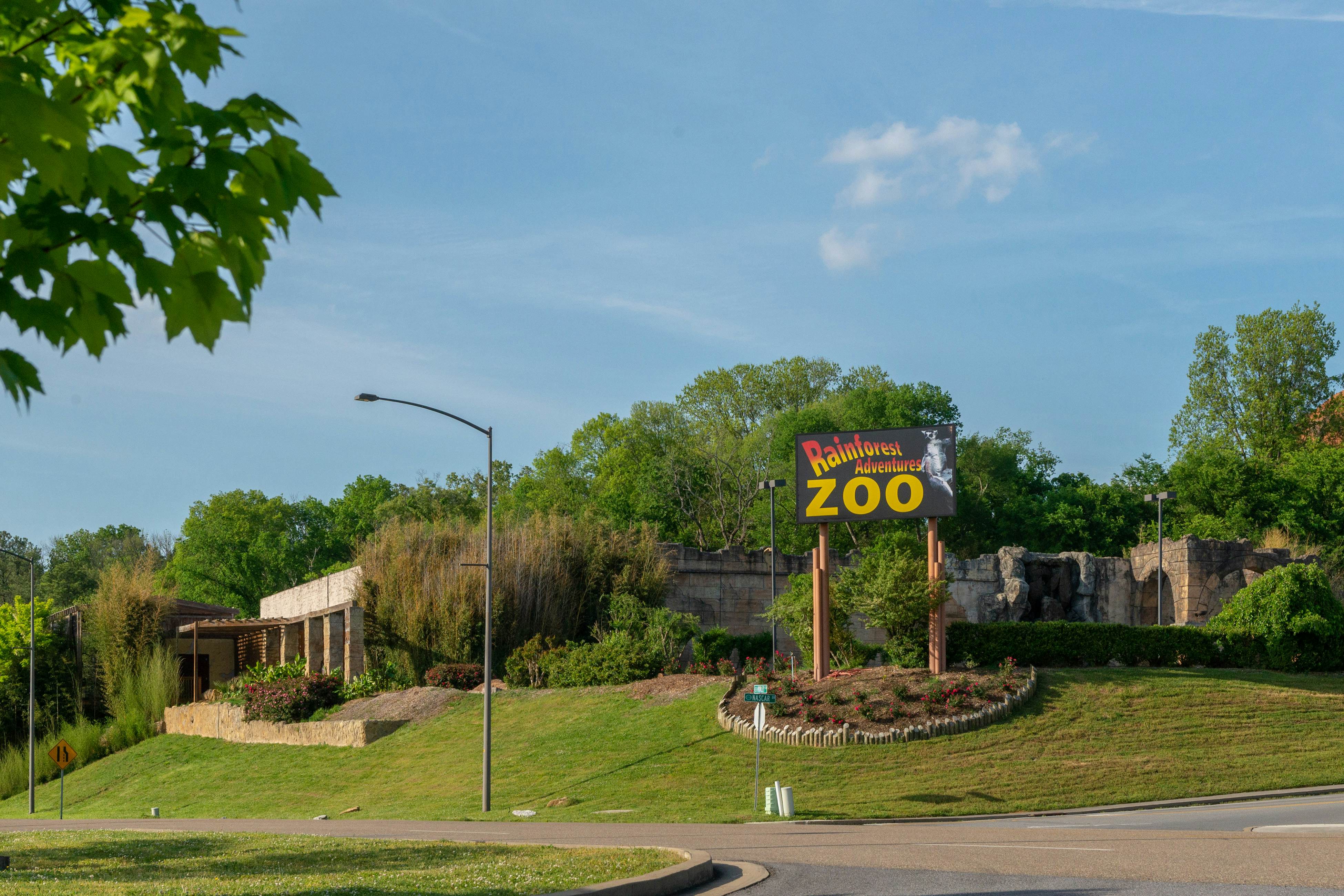 Riverfront condo with large balcony & pool/hot tub + Free Attraction Tickets