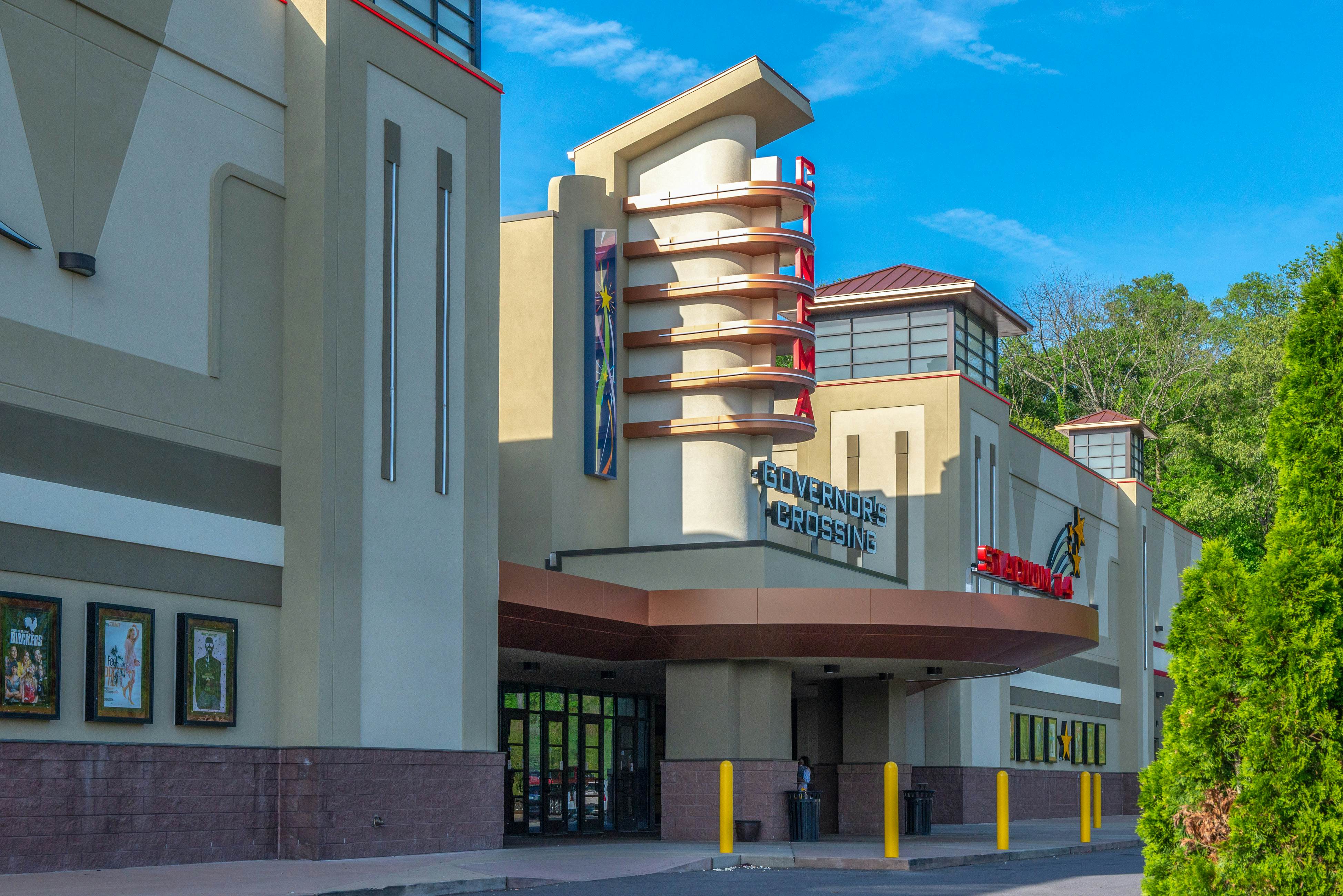 Riverfront condo with large balcony & pool/hot tub + Free Attraction Tickets