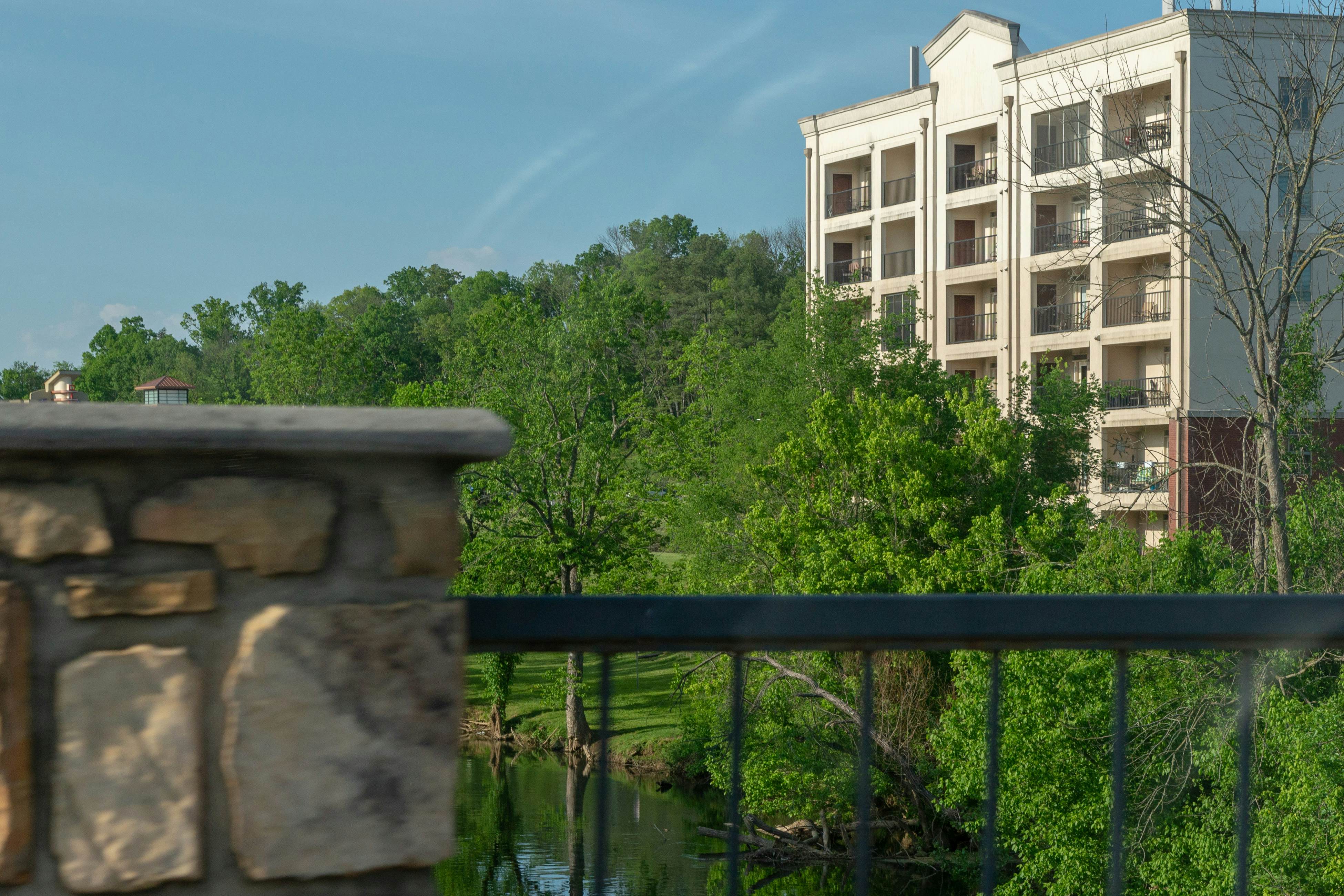 Riverfront condo with large balcony & pool/hot tub + Free Attraction Tickets