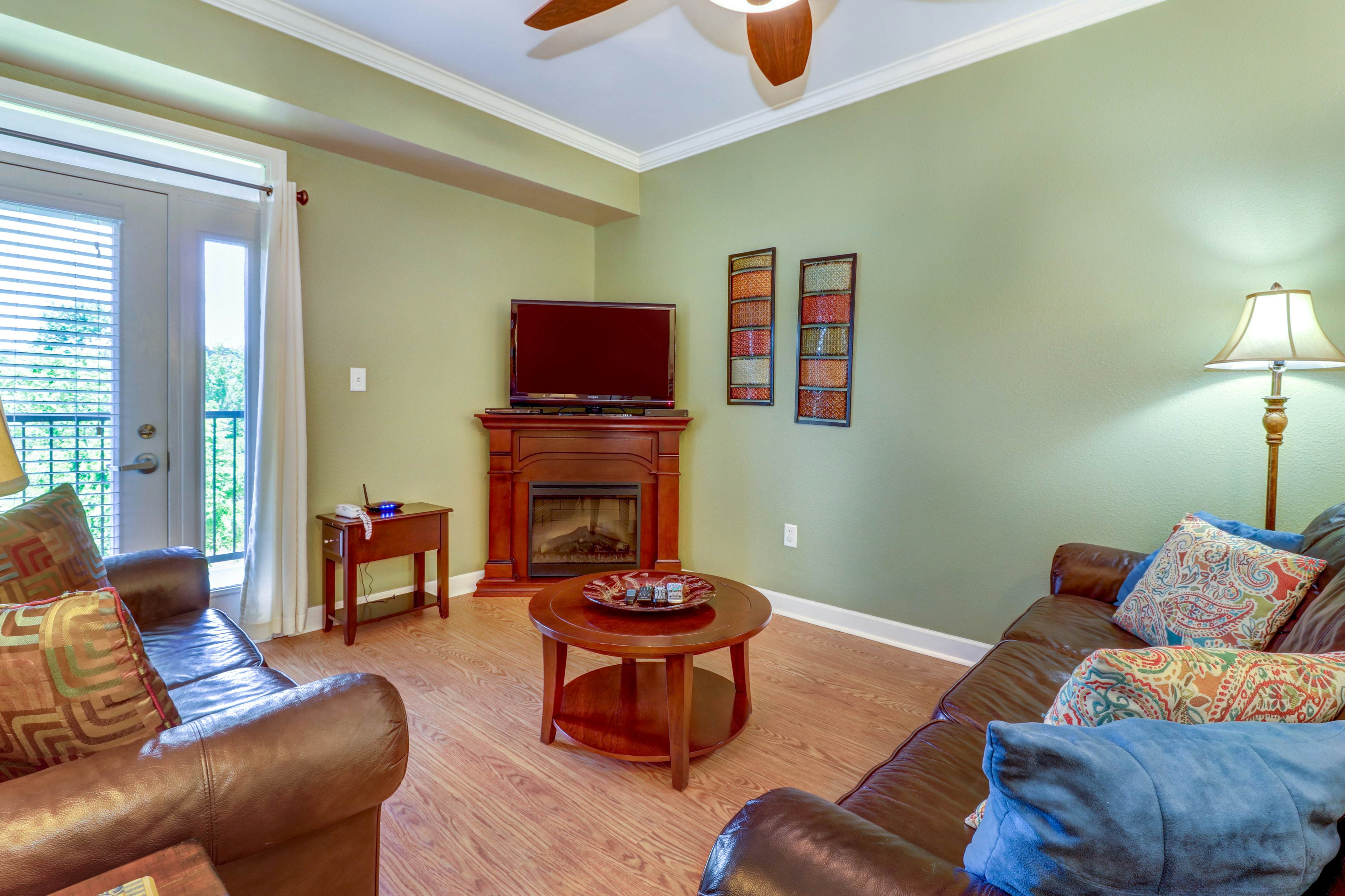 Riverfront condo with large balcony & pool/hot tub + Free Attraction Tickets