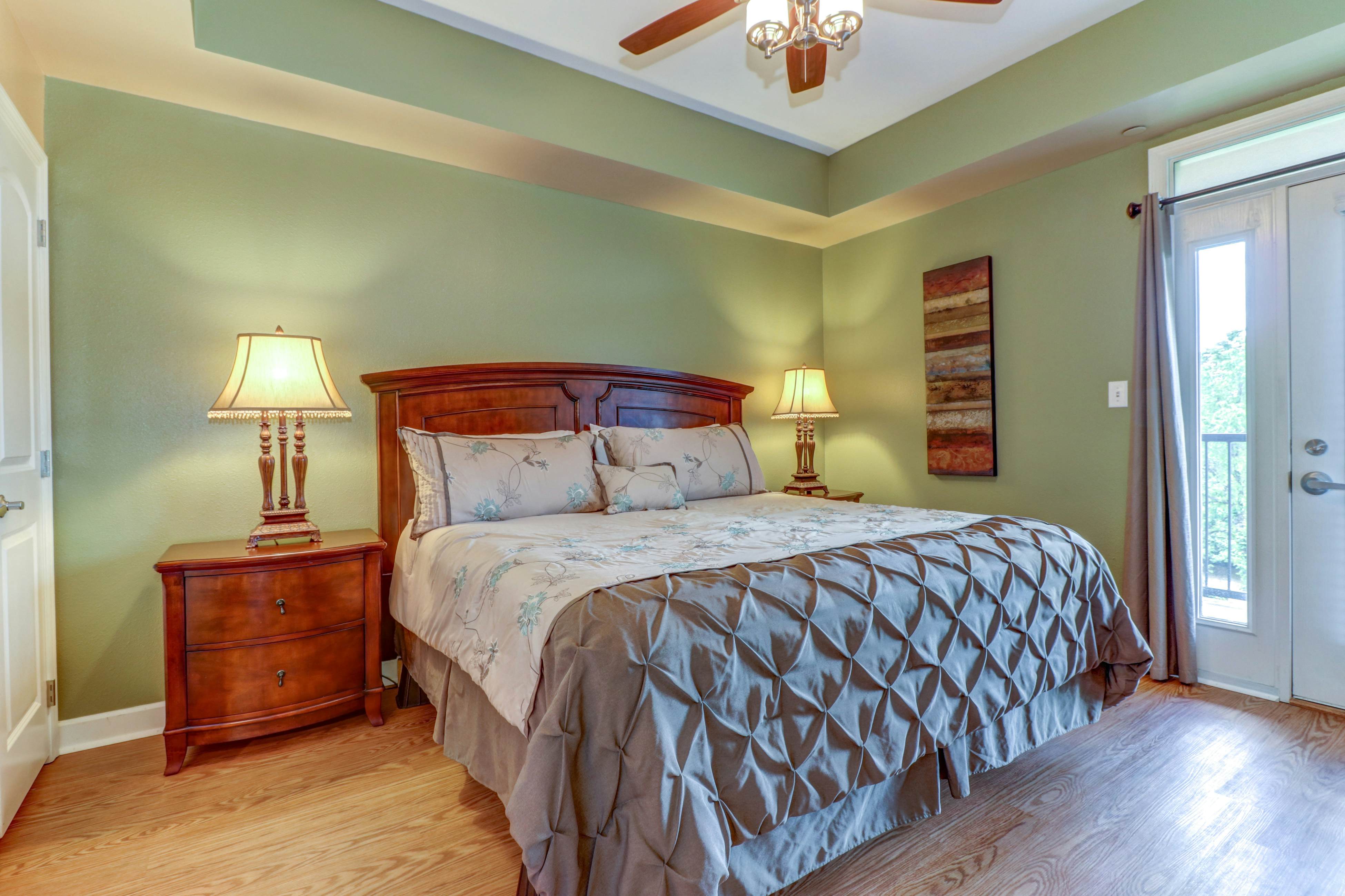 Riverfront condo with large balcony & pool/hot tub + Free Attraction Tickets