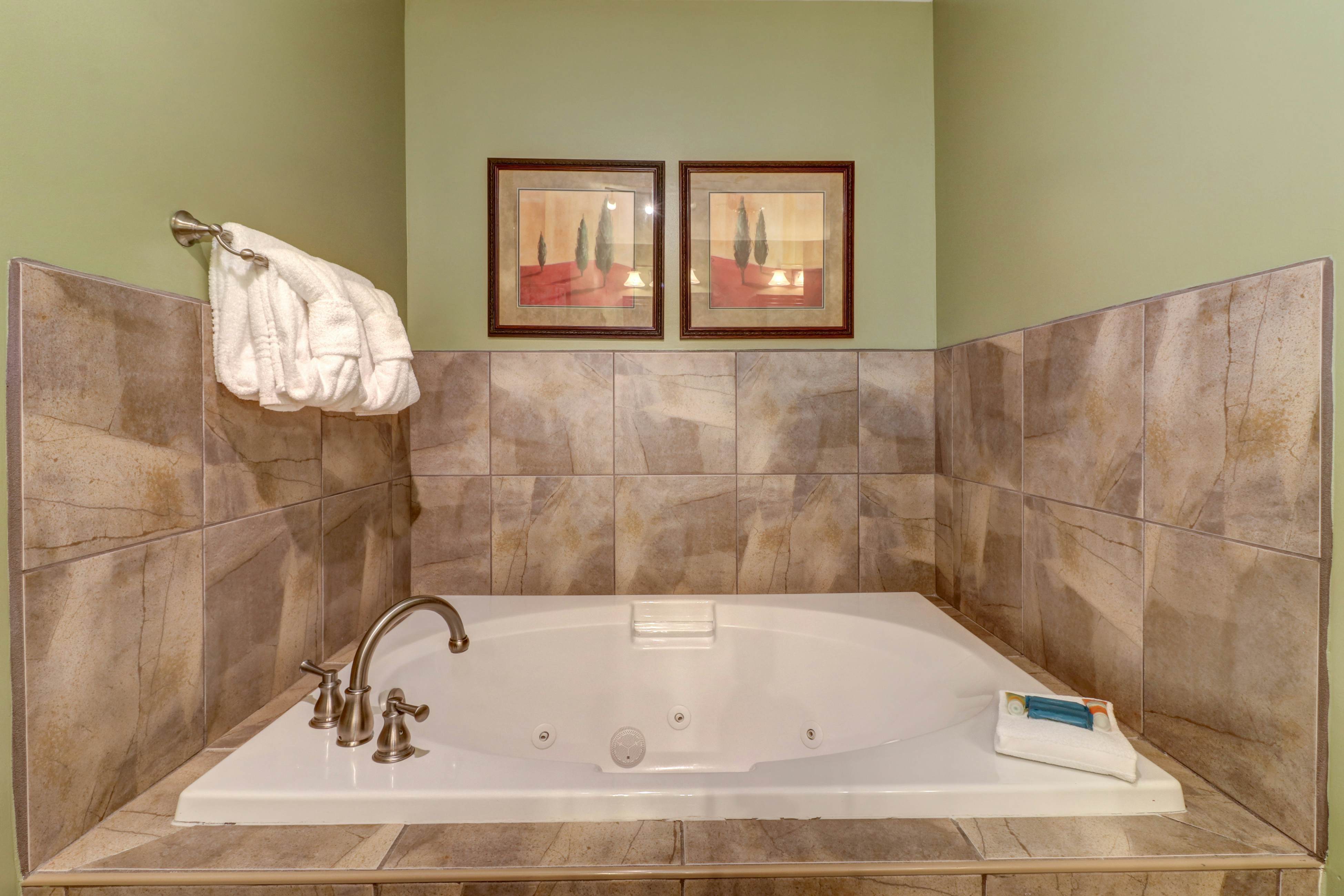 Riverfront condo with large balcony & pool/hot tub + Free Attraction Tickets