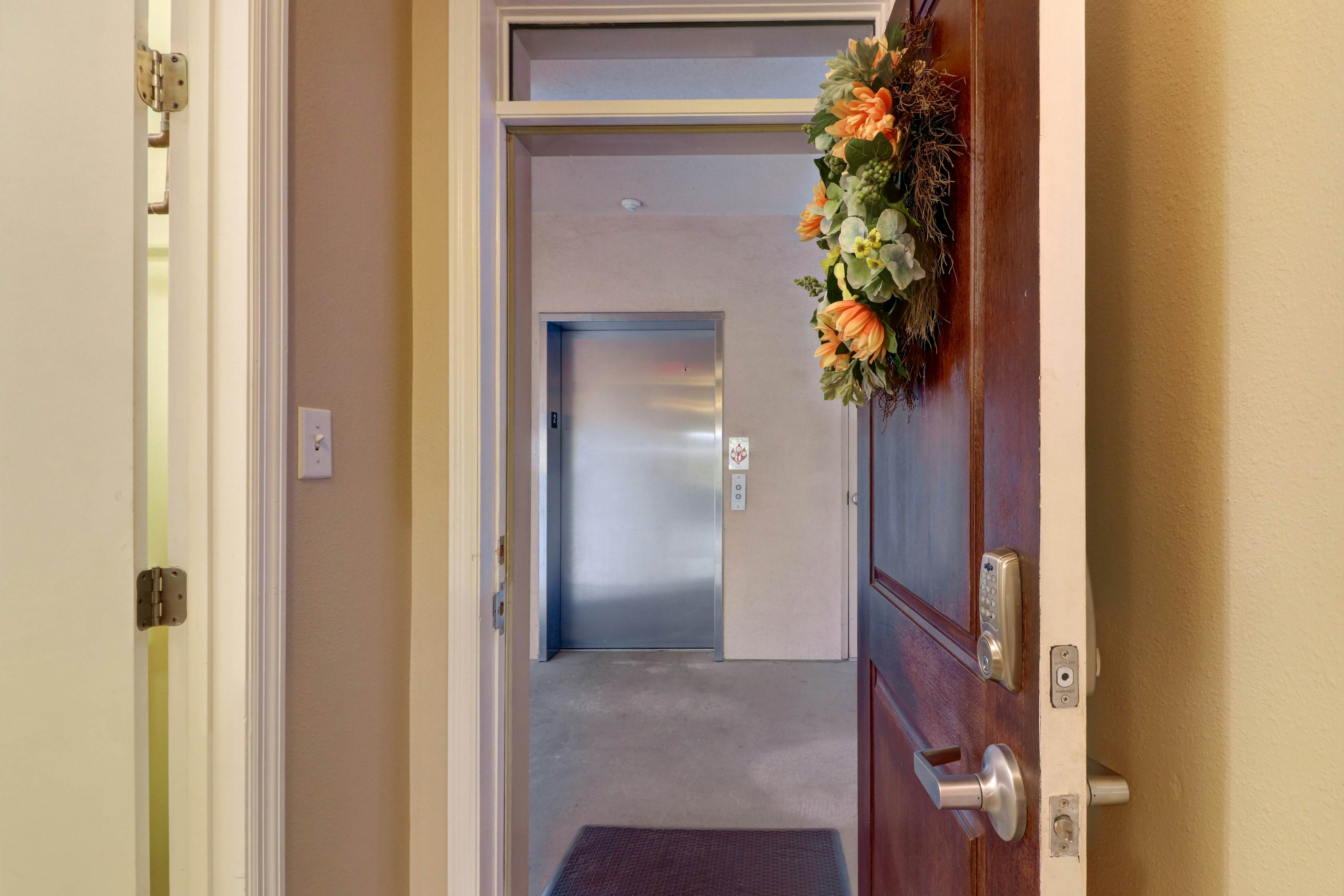 Riverfront condo with large balcony & pool/hot tub + Free Attraction Tickets