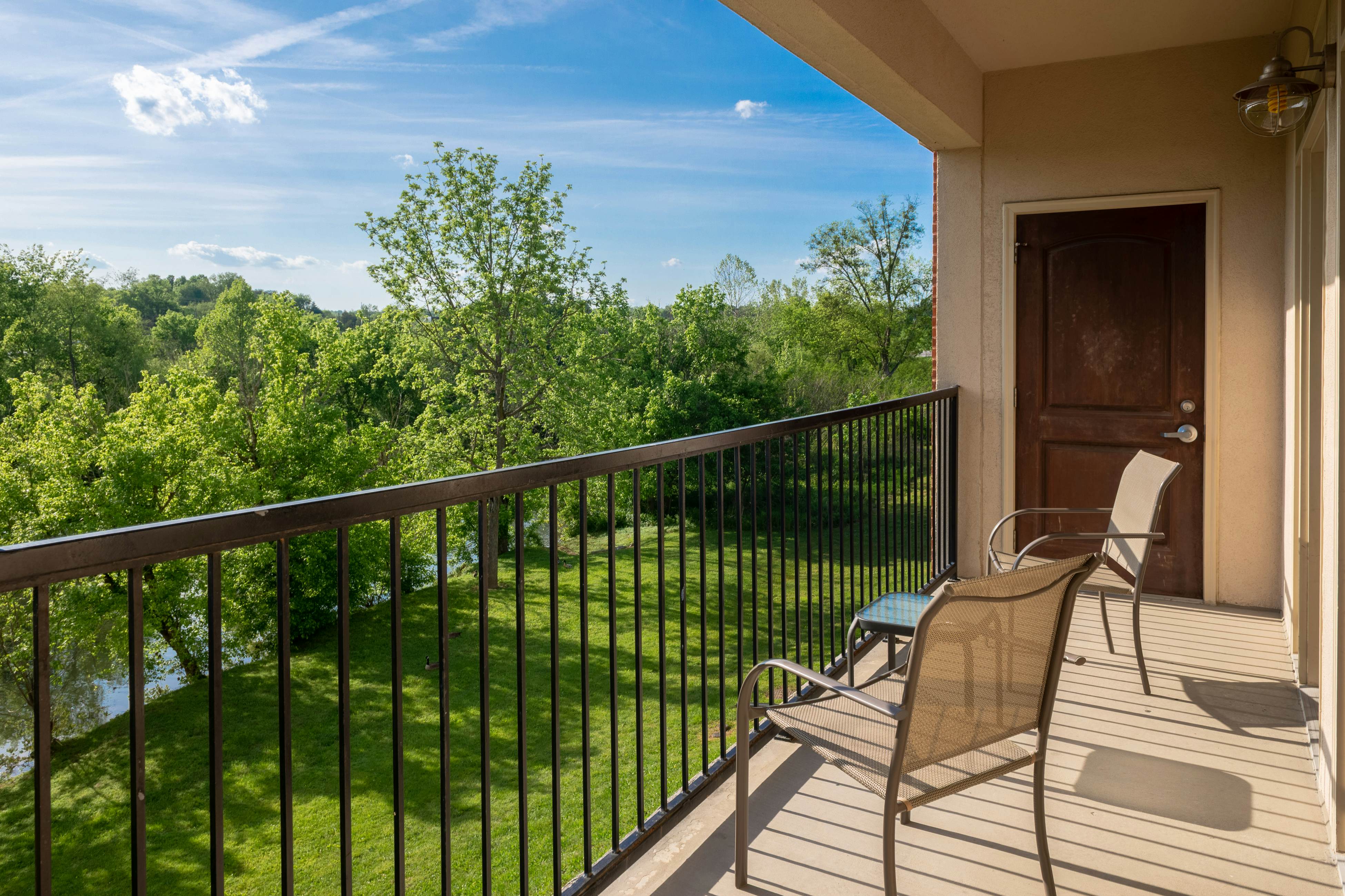 Riverfront condo with large balcony & pool/hot tub + Free Attraction Tickets