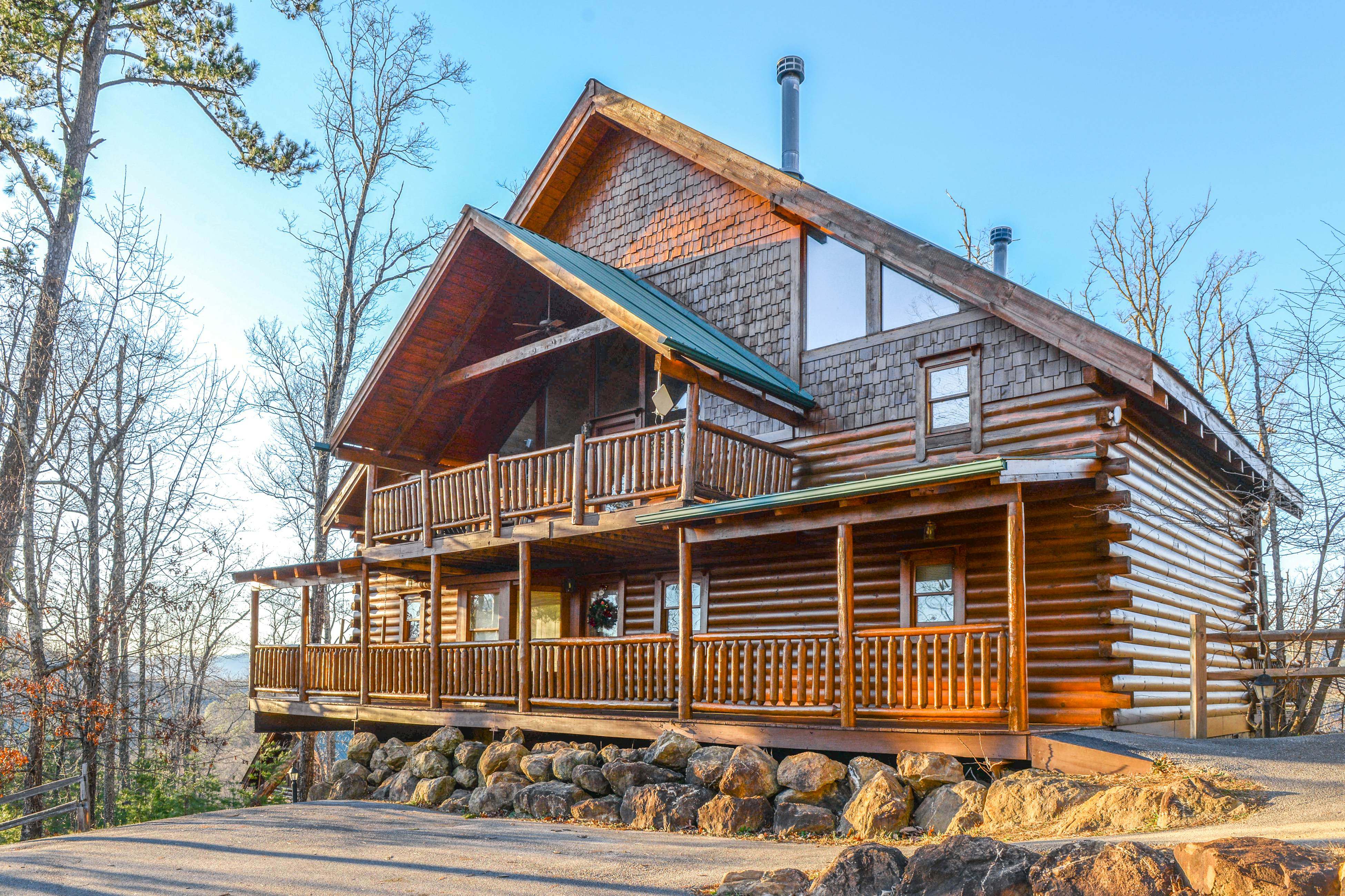 Charming Dog Friendly Cabin, Sleeps 16, Hot Tub, View