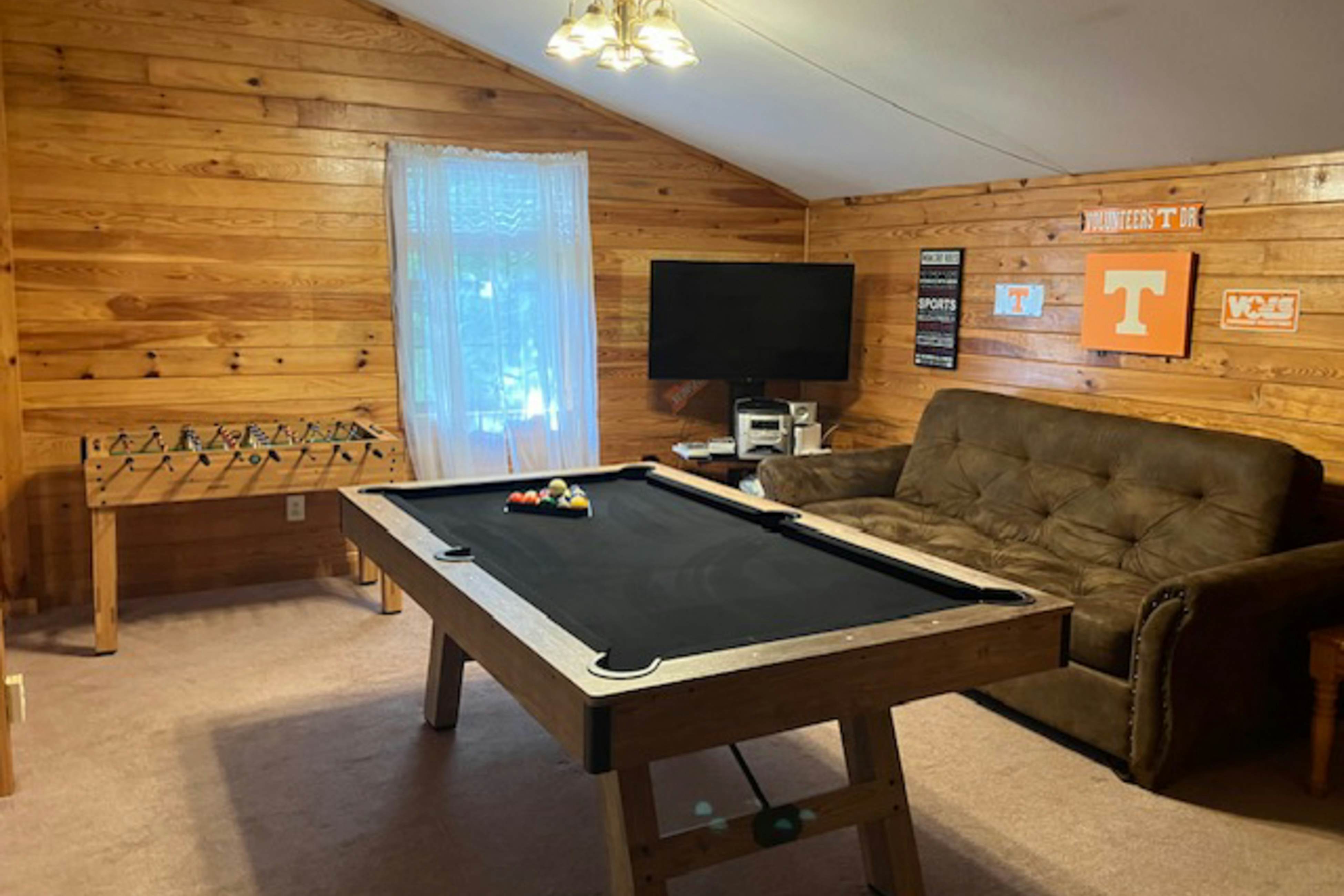 Homey Cabin, Sleeps 8・Hot Tub・Fireplace・Pool table