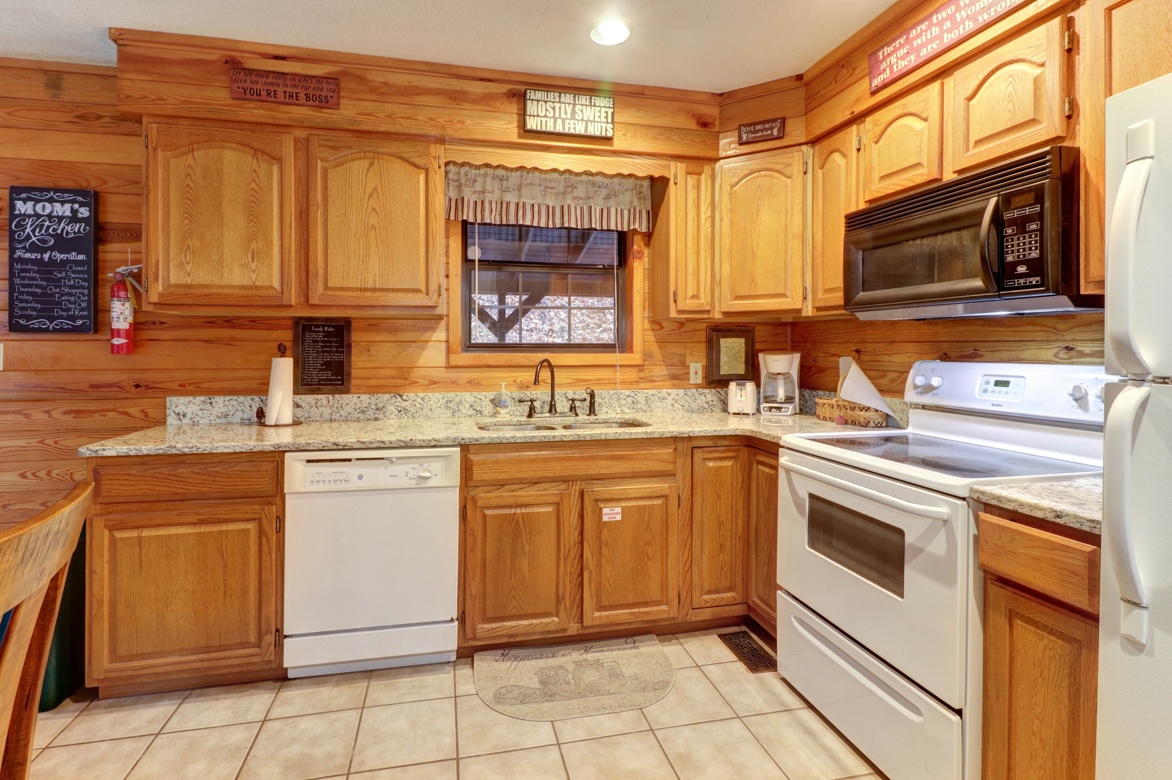 Homey Cabin, Sleeps 8・Hot Tub・Fireplace・Pool table