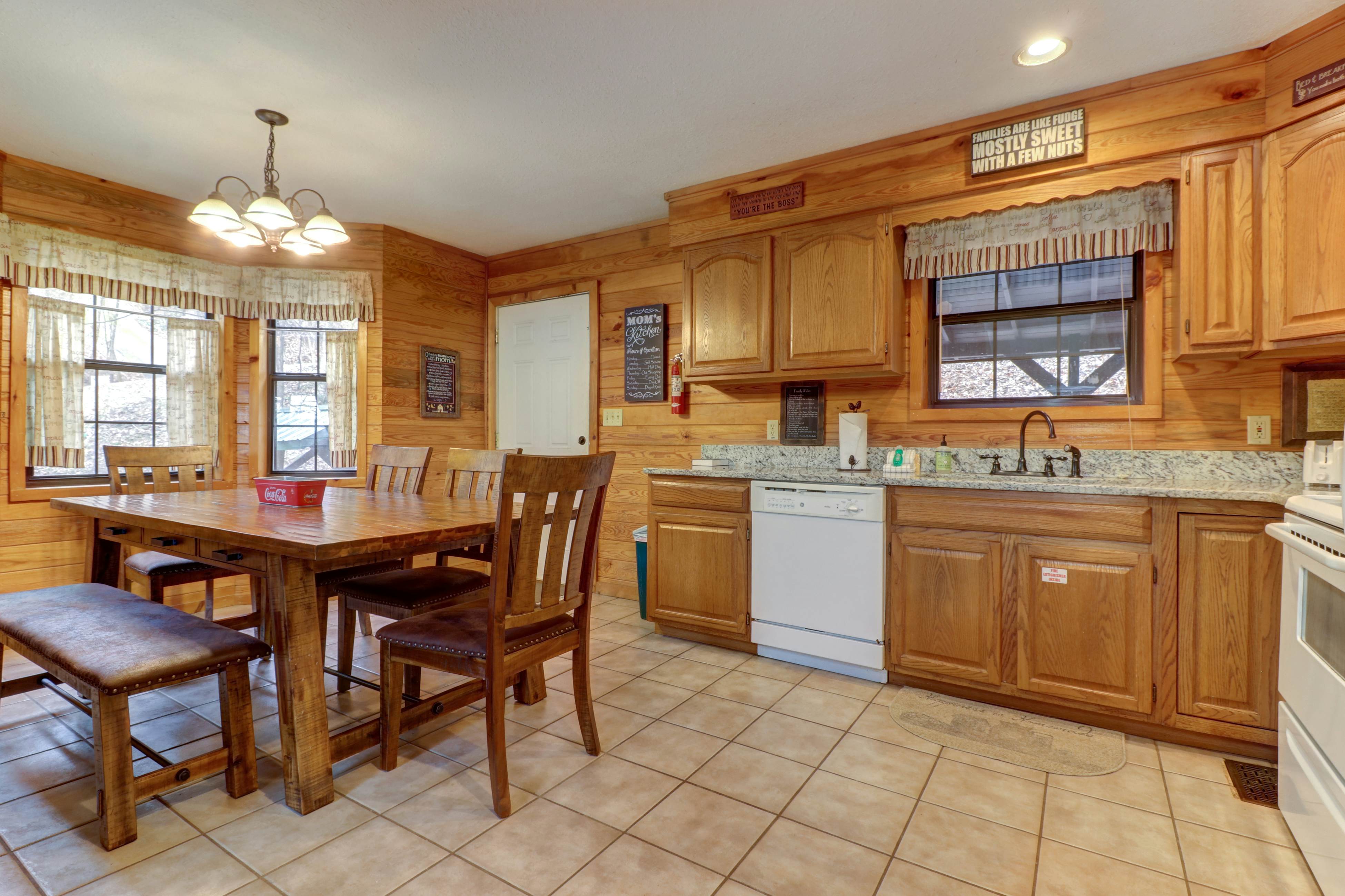 Homey Cabin, Sleeps 8・Hot Tub・Fireplace・Pool table