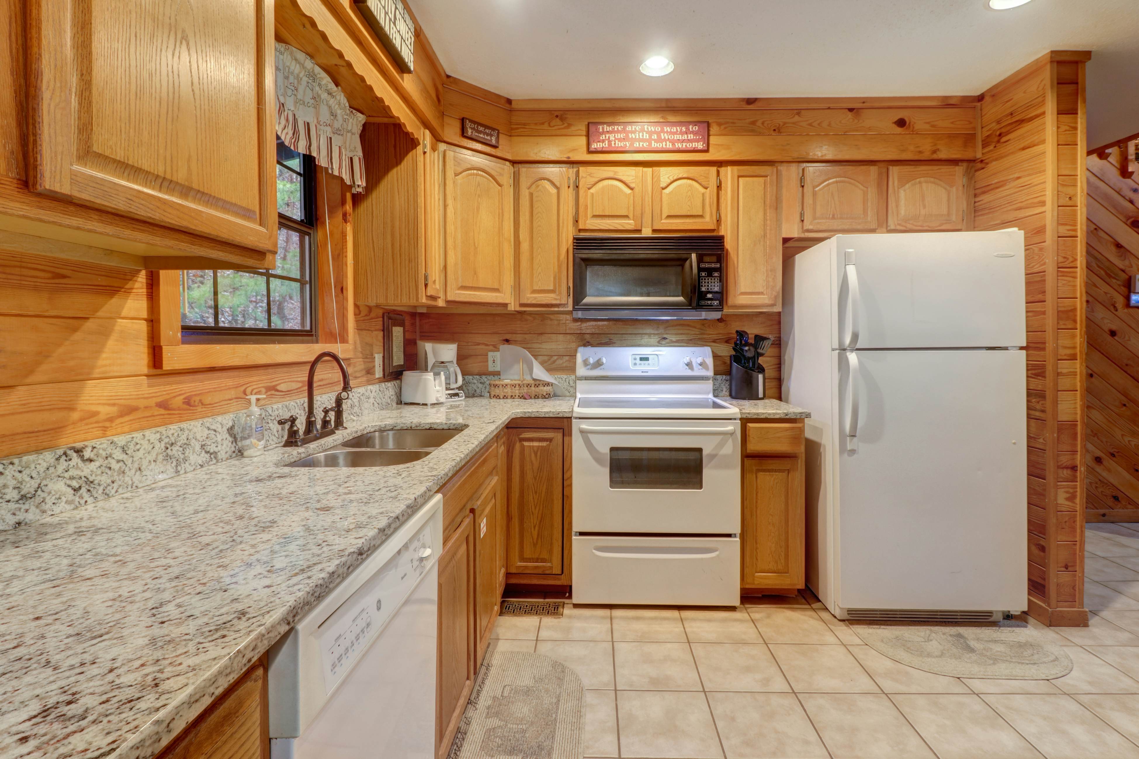 Homey Cabin, Sleeps 8・Hot Tub・Fireplace・Pool table