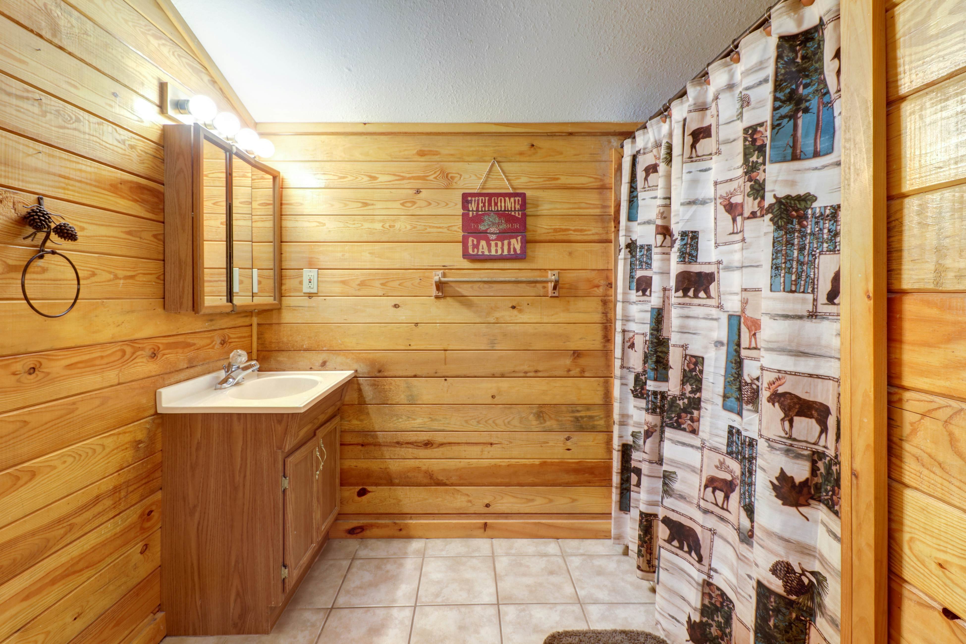 Homey Cabin, Sleeps 8・Hot Tub・Fireplace・Pool table