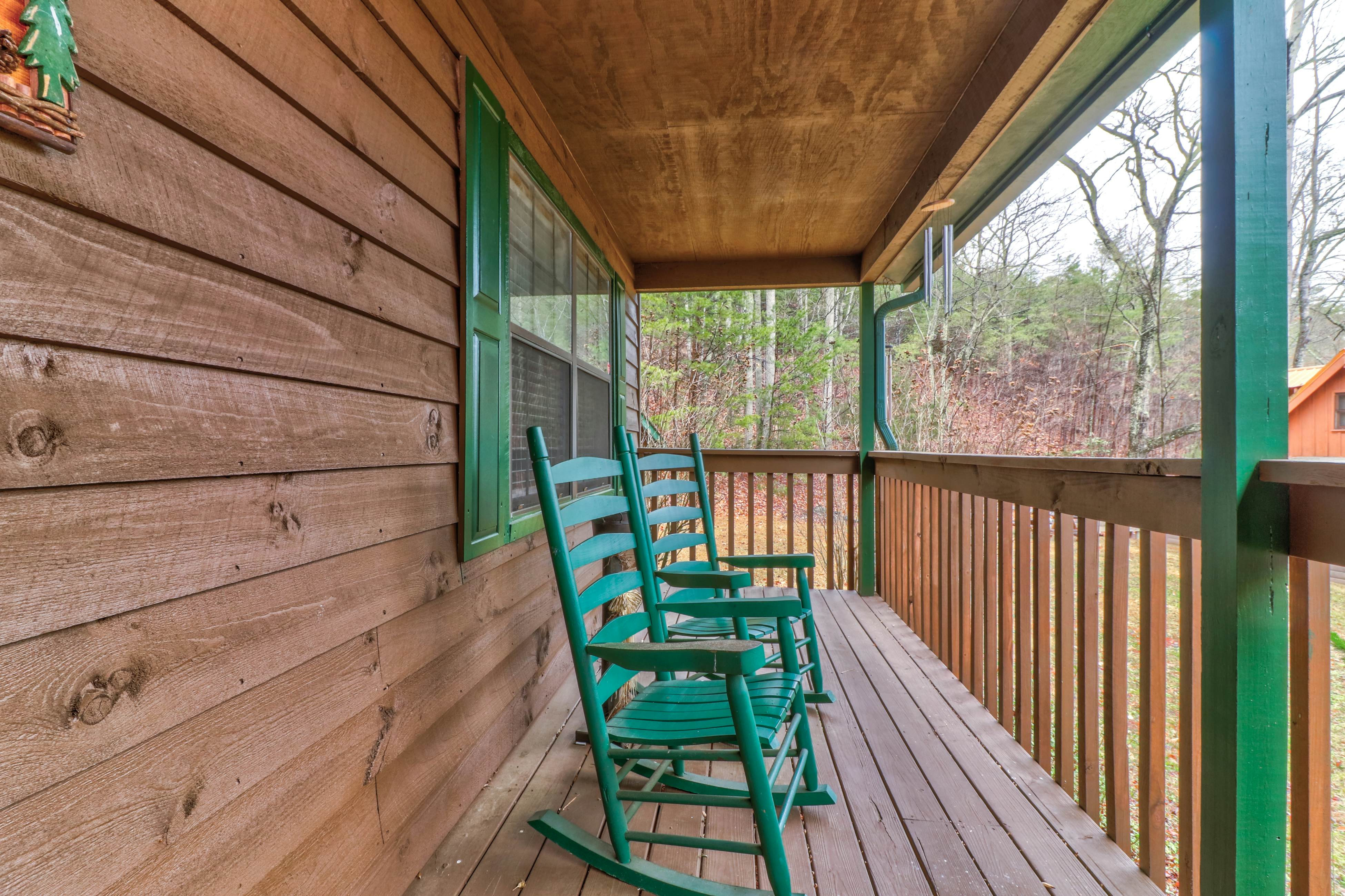 Homey Cabin, Sleeps 8・Hot Tub・Fireplace・Pool table