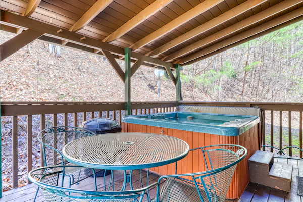 Homey Cabin, Sleeps 8, Hot Tub, Fireplace, Pool table