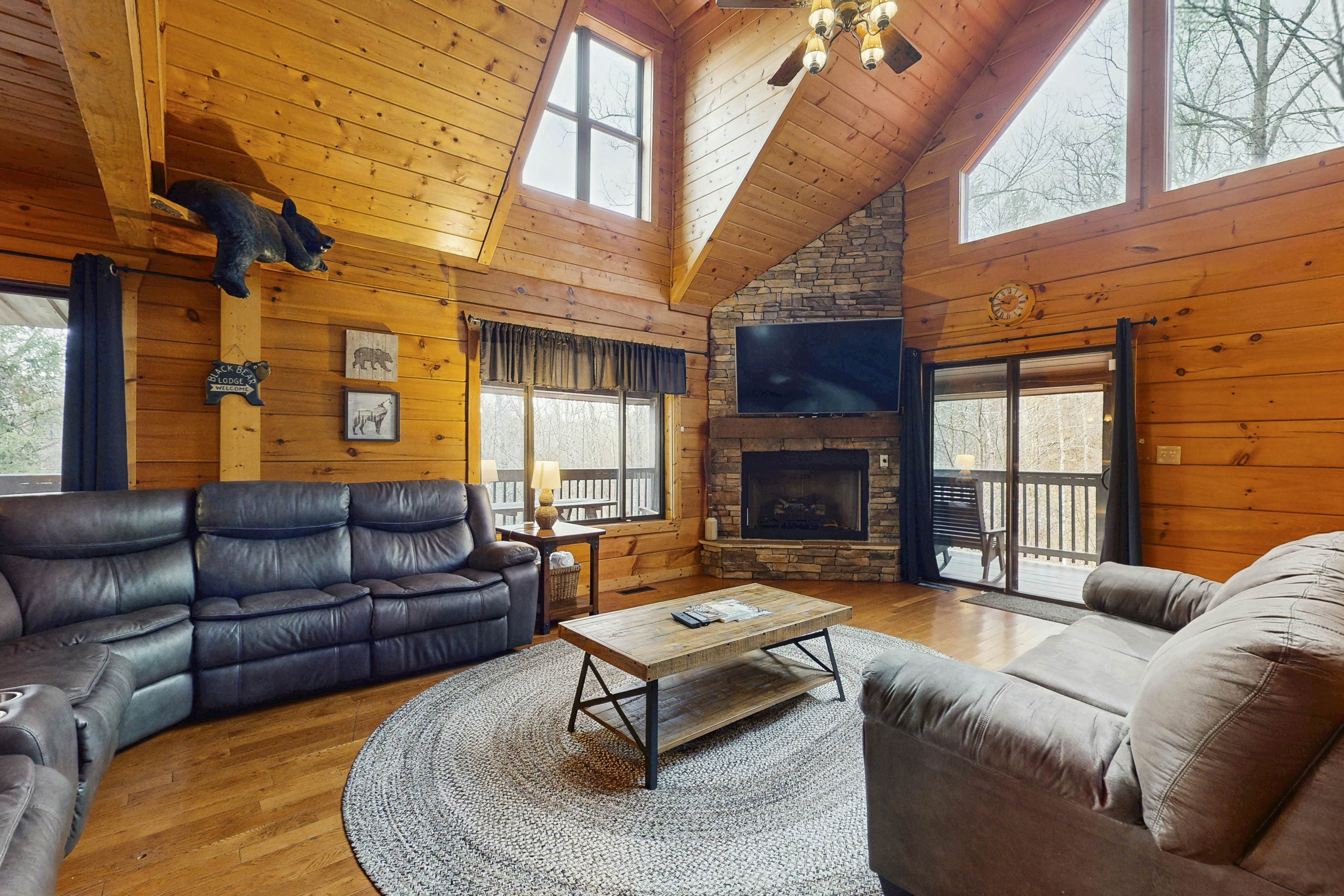 Homey Cabin, Sleep 15・Hot Tub・Gazebo・Games・Firepit