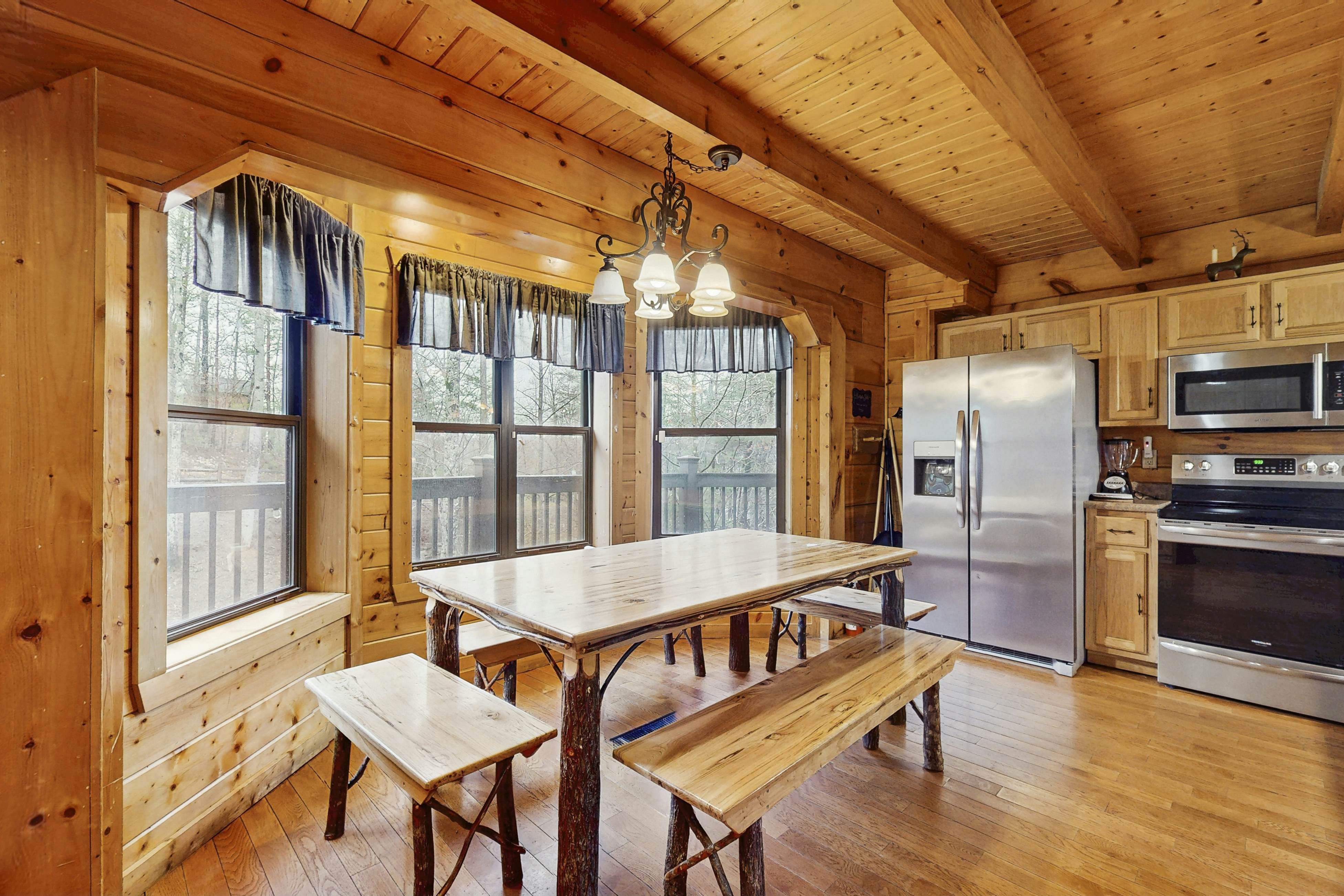 Homey Cabin, Sleep 15・Hot Tub・Gazebo・Games・Firepit