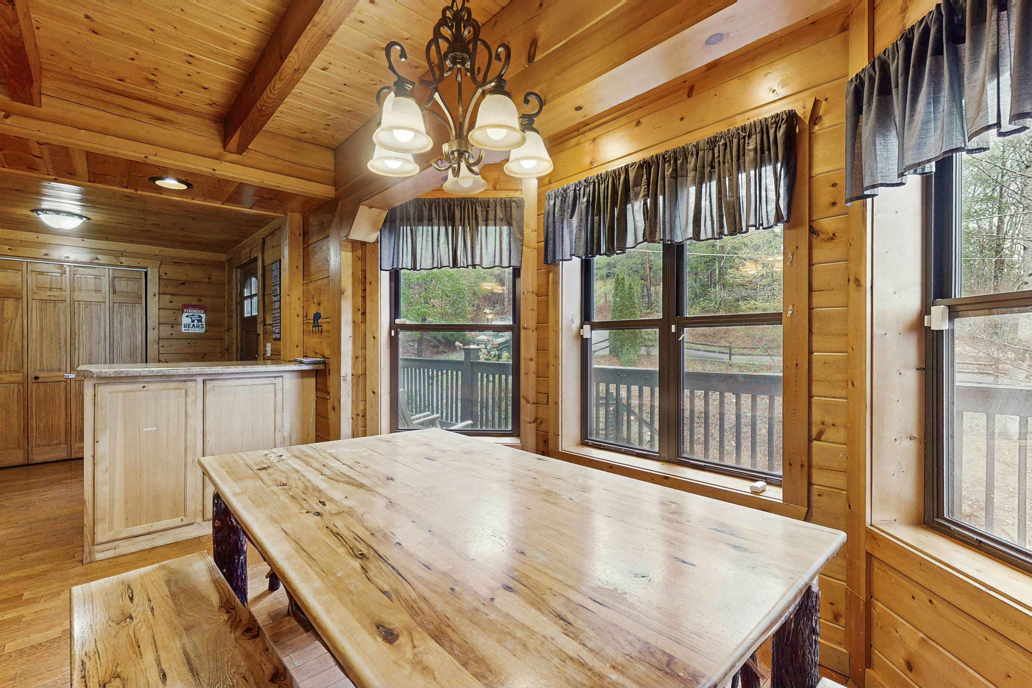 Homey Cabin, Sleep 15・Hot Tub・Gazebo・Games・Firepit