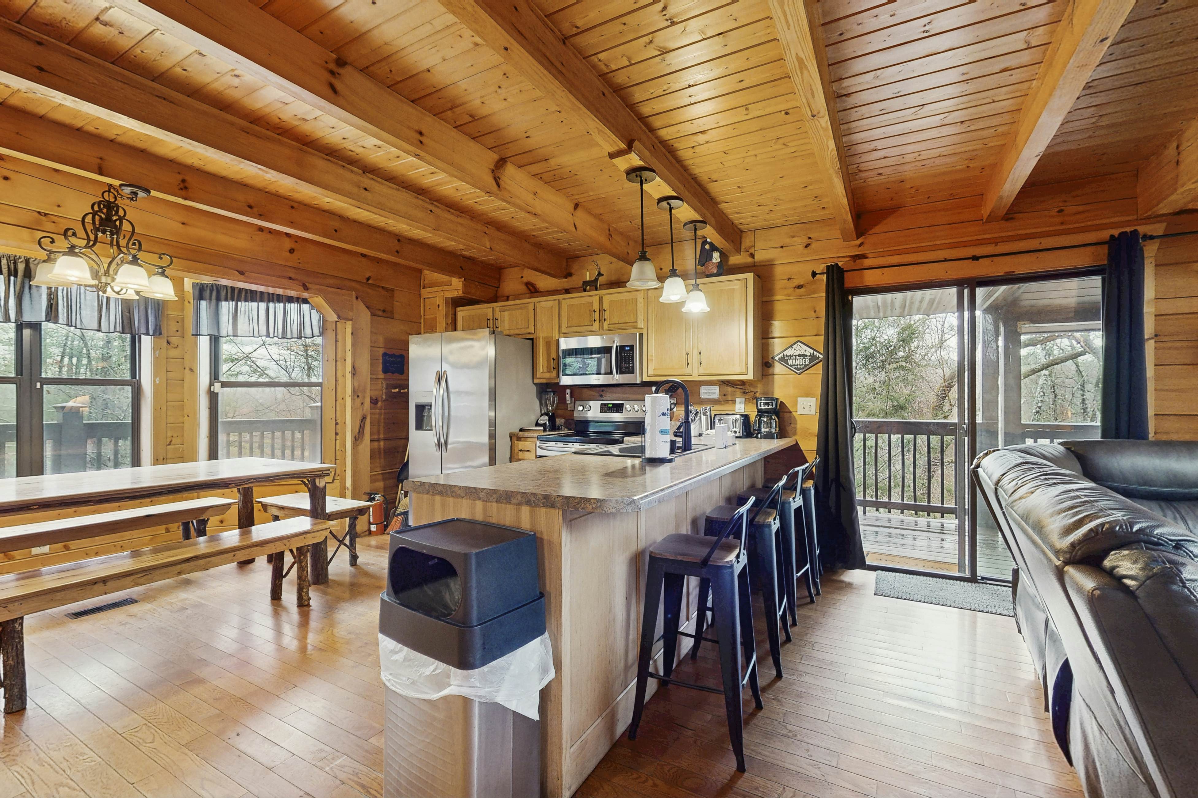 Homey Cabin, Sleep 15・Hot Tub・Gazebo・Games・Firepit