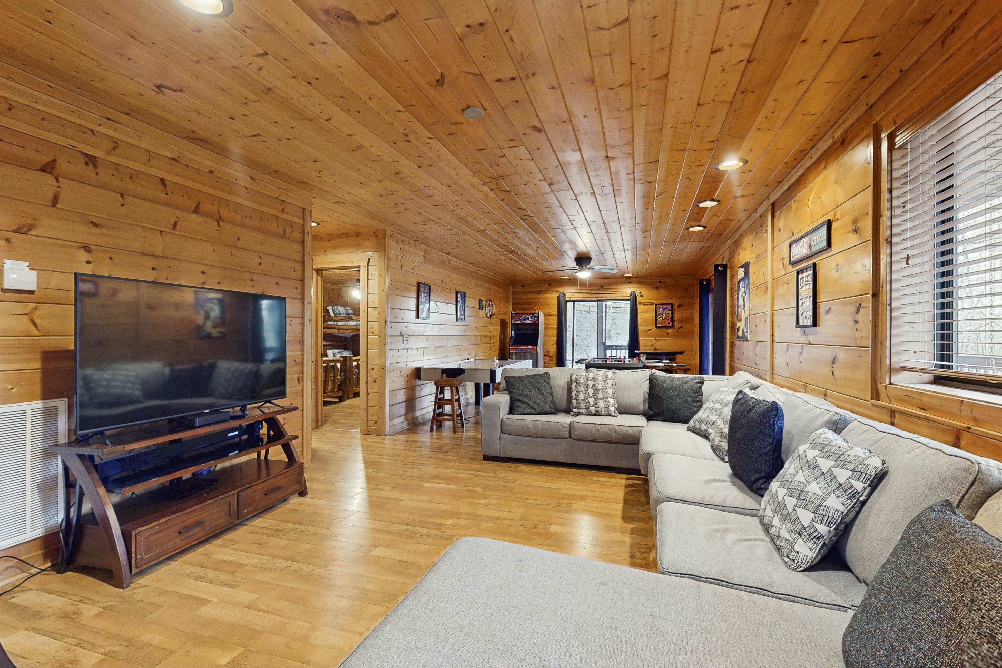 Homey Cabin, Sleep 15・Hot Tub・Gazebo・Games・Firepit