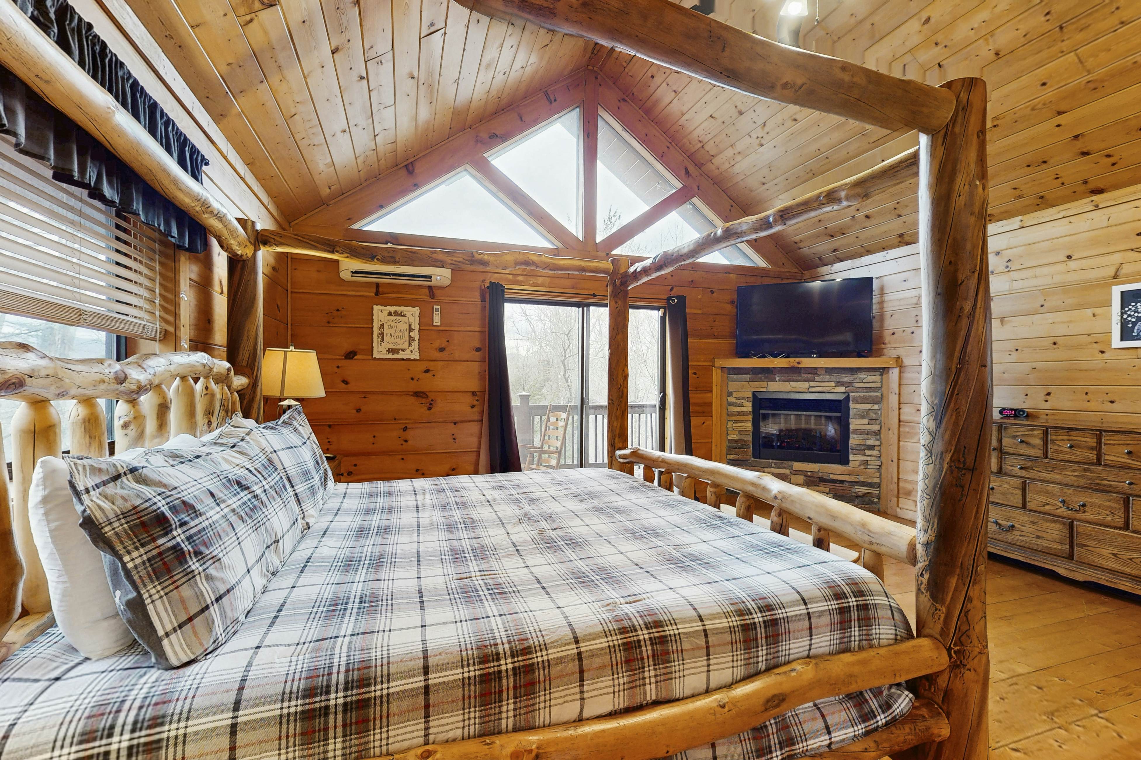 Homey Cabin, Sleep 15・Hot Tub・Gazebo・Games・Firepit