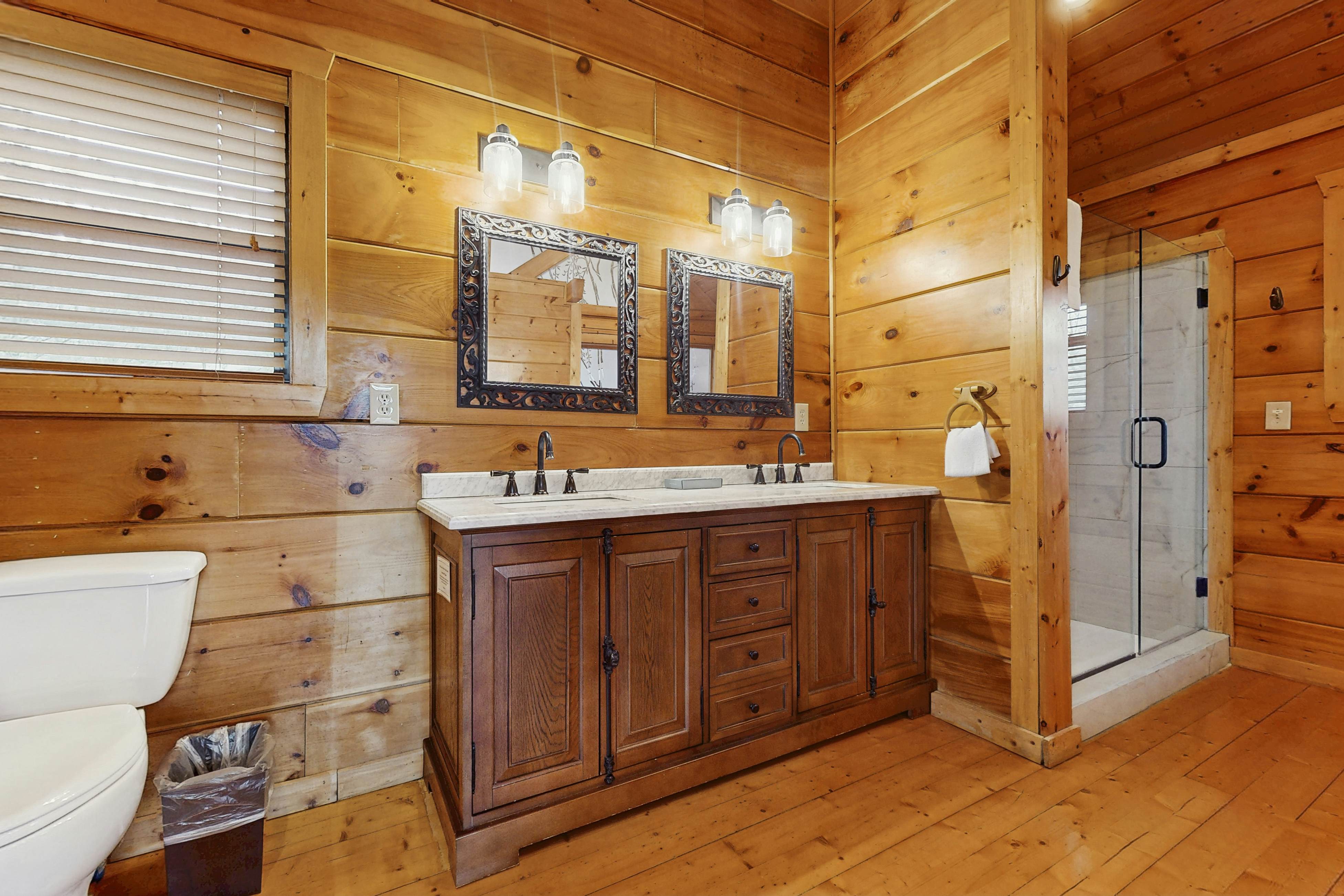 Homey Cabin, Sleep 15・Hot Tub・Gazebo・Games・Firepit