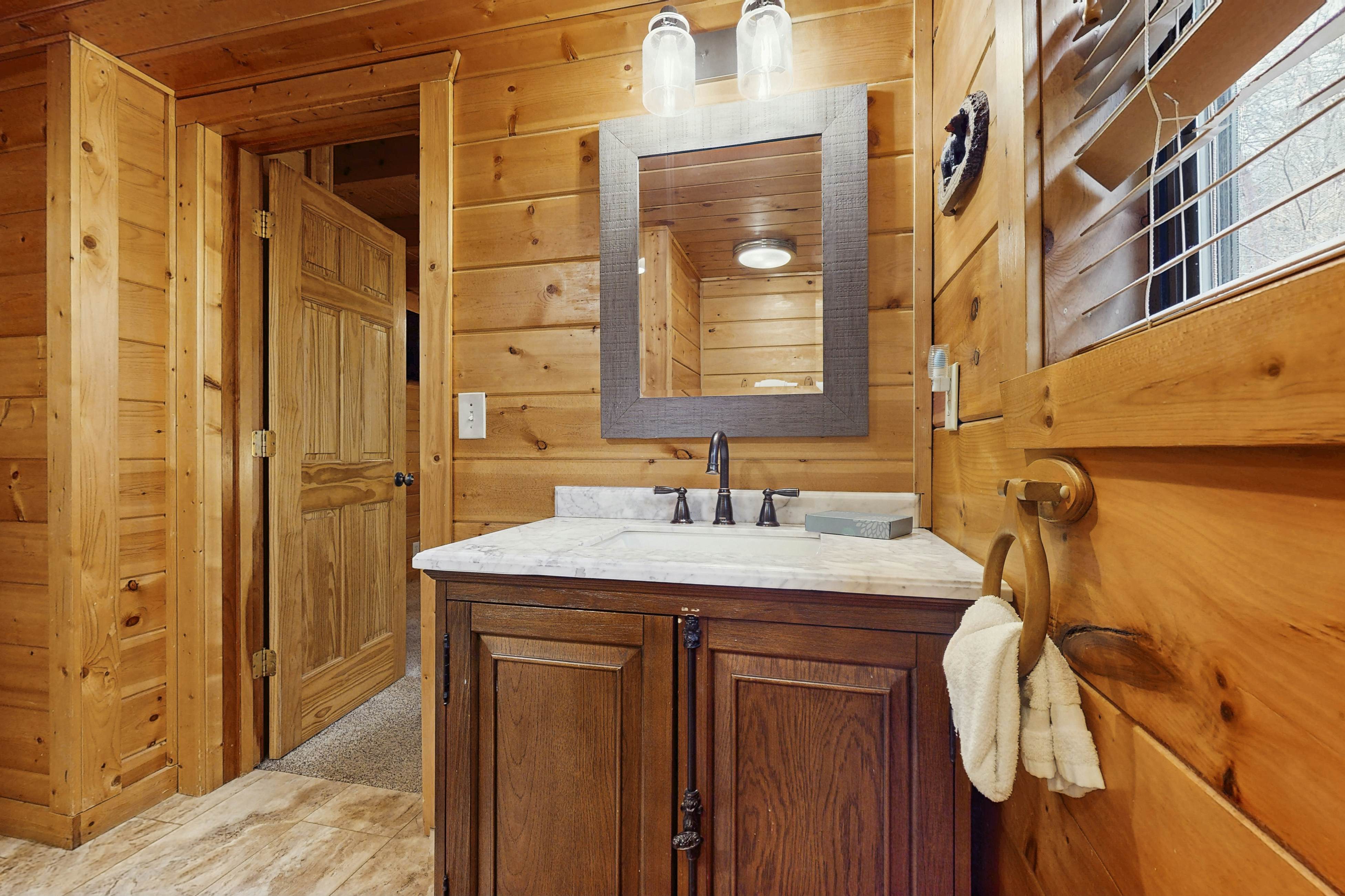 Homey Cabin, Sleep 15・Hot Tub・Gazebo・Games・Firepit