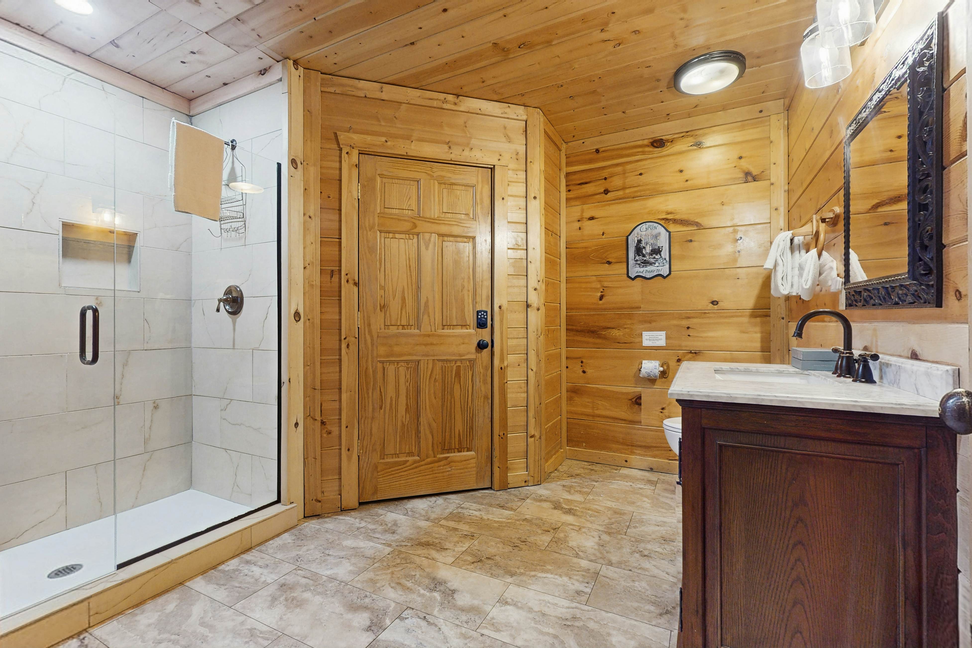 Homey Cabin, Sleep 15・Hot Tub・Gazebo・Games・Firepit