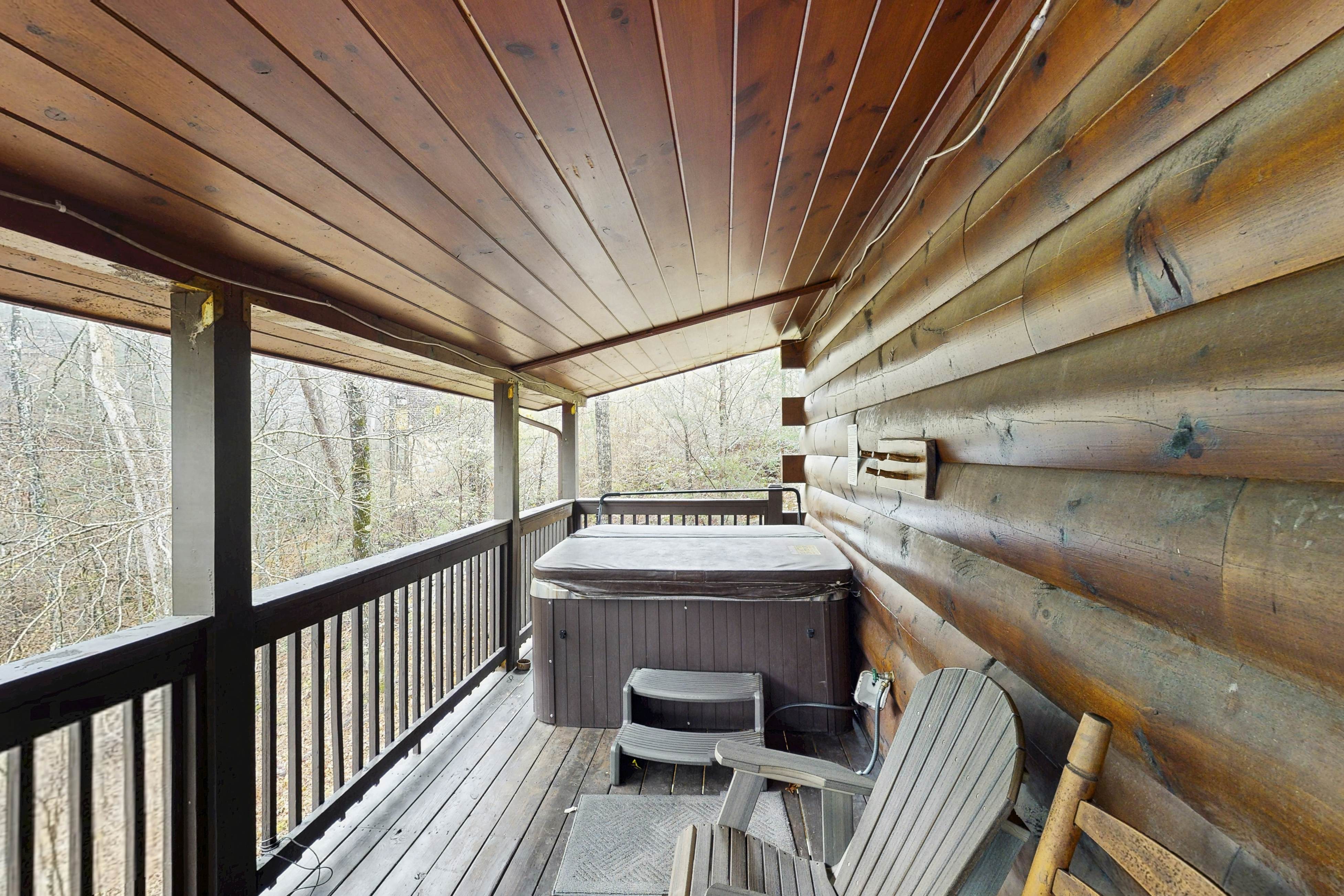 Homey Cabin, Sleep 15・Hot Tub・Gazebo・Games・Firepit