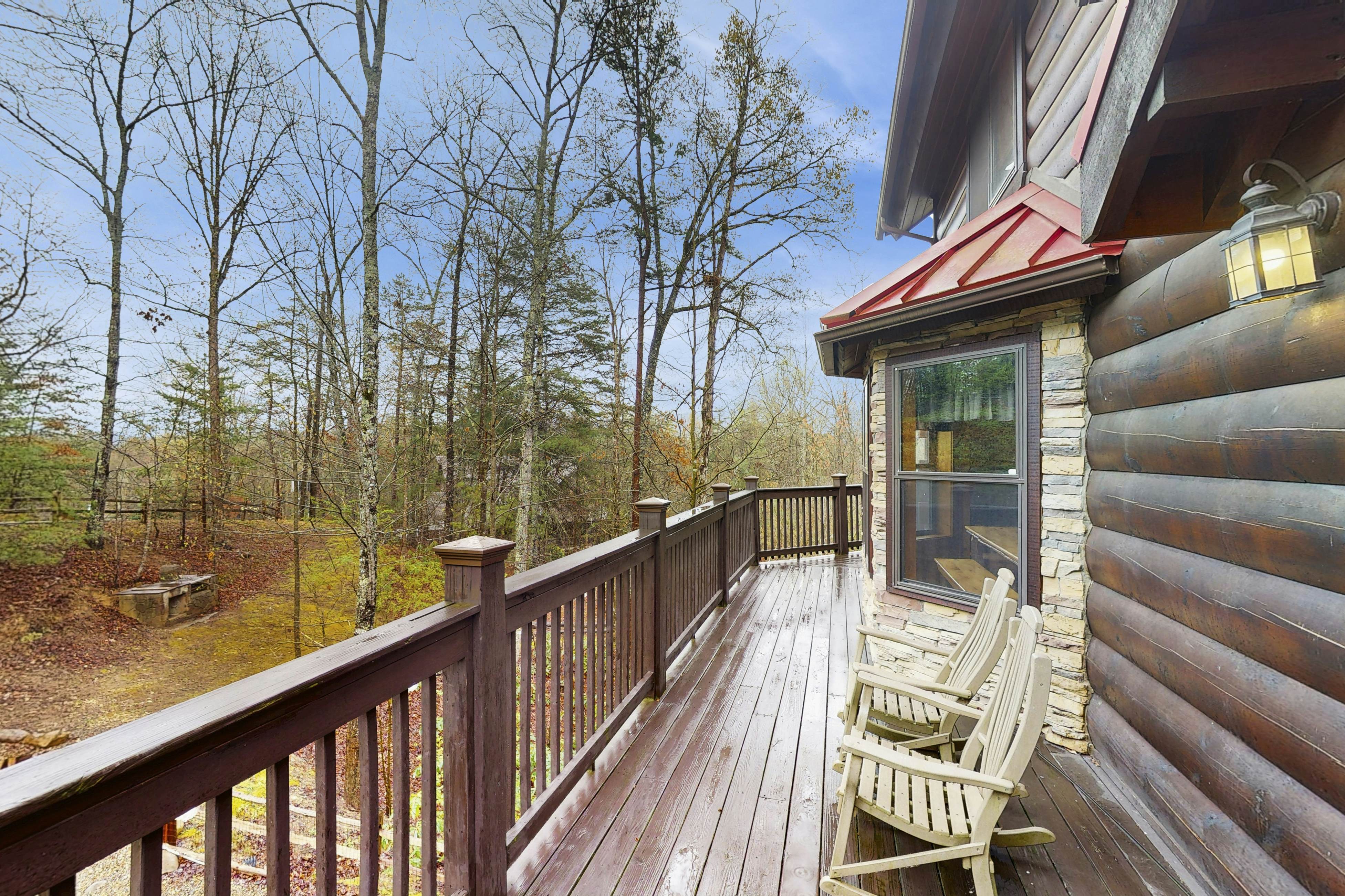 Homey Cabin, Sleep 15・Hot Tub・Gazebo・Games・Firepit