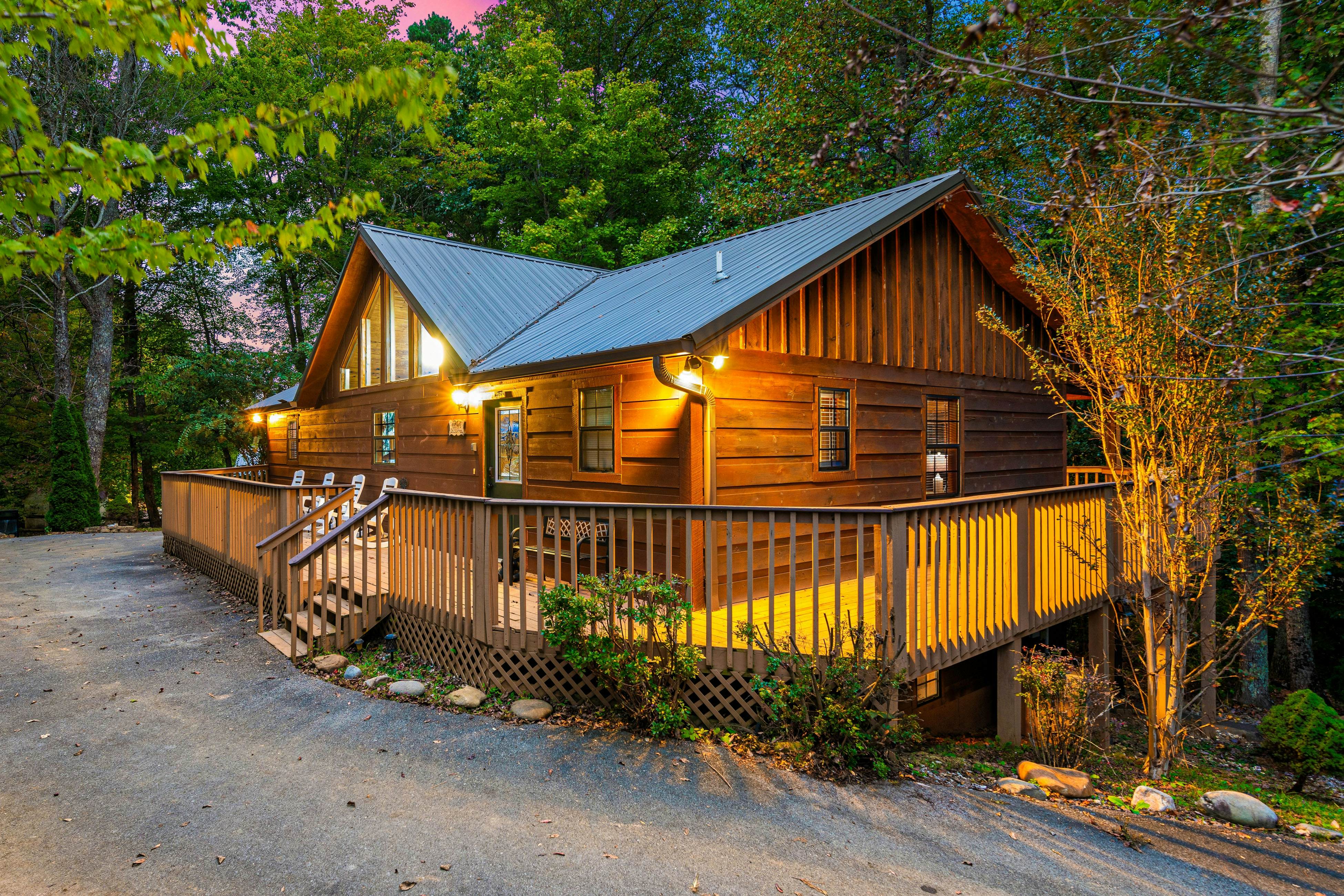Smoky Mtn cabin w/ hot tub, firepit, game room, deck, & free attraction tickets