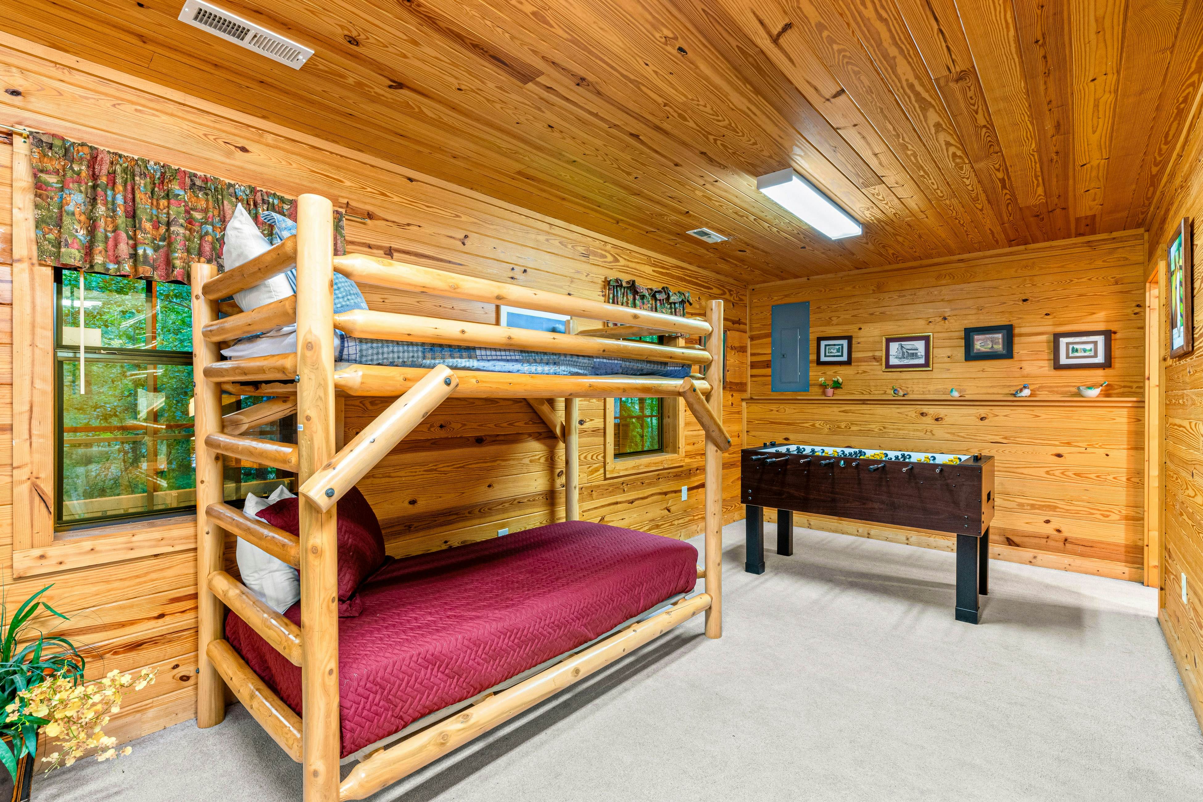 Smoky Mtn cabin w/ hot tub, firepit, game room, deck, & free attraction tickets