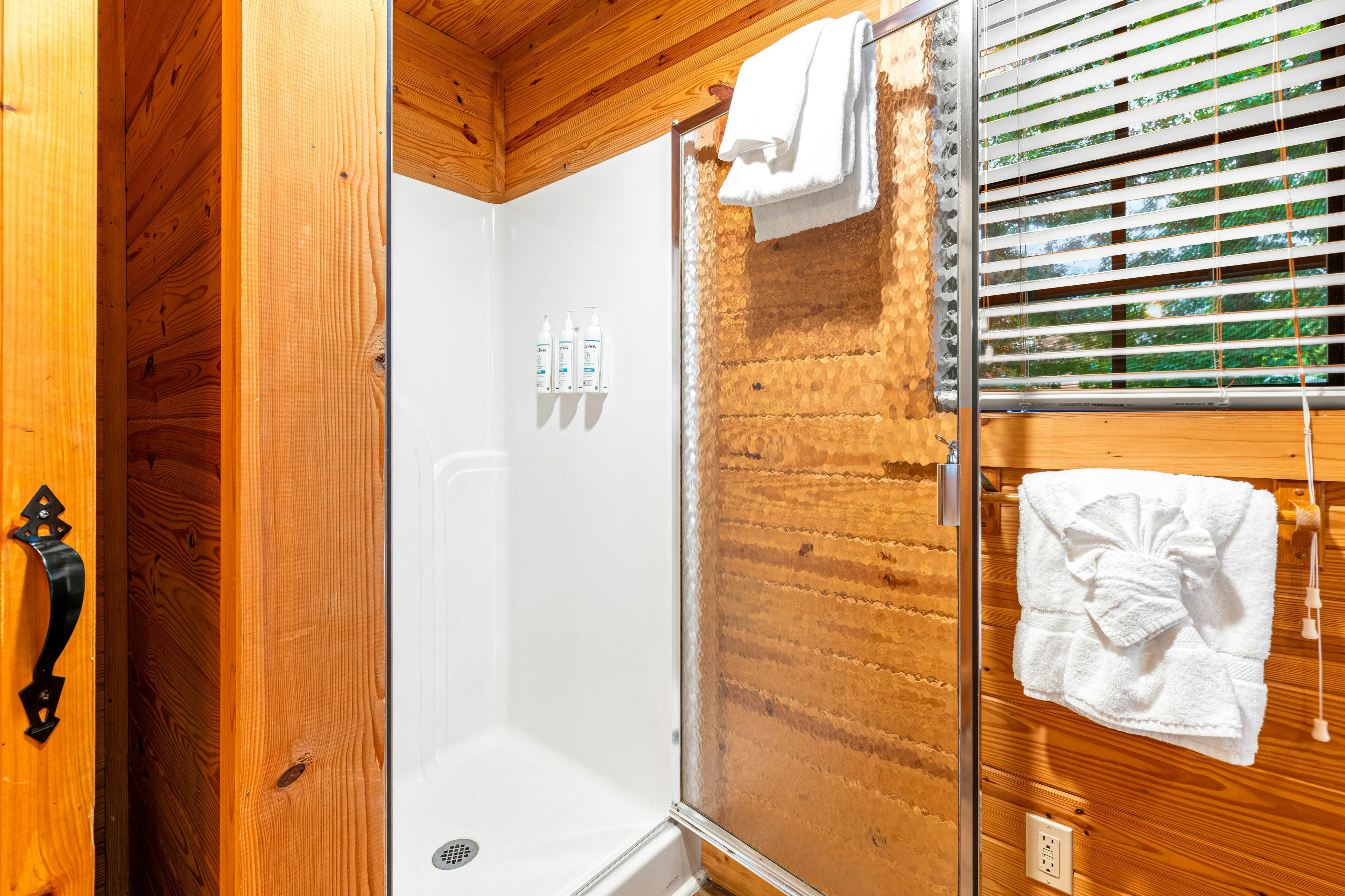 Smoky Mtn cabin w/ hot tub, firepit, game room, deck, & free attraction tickets