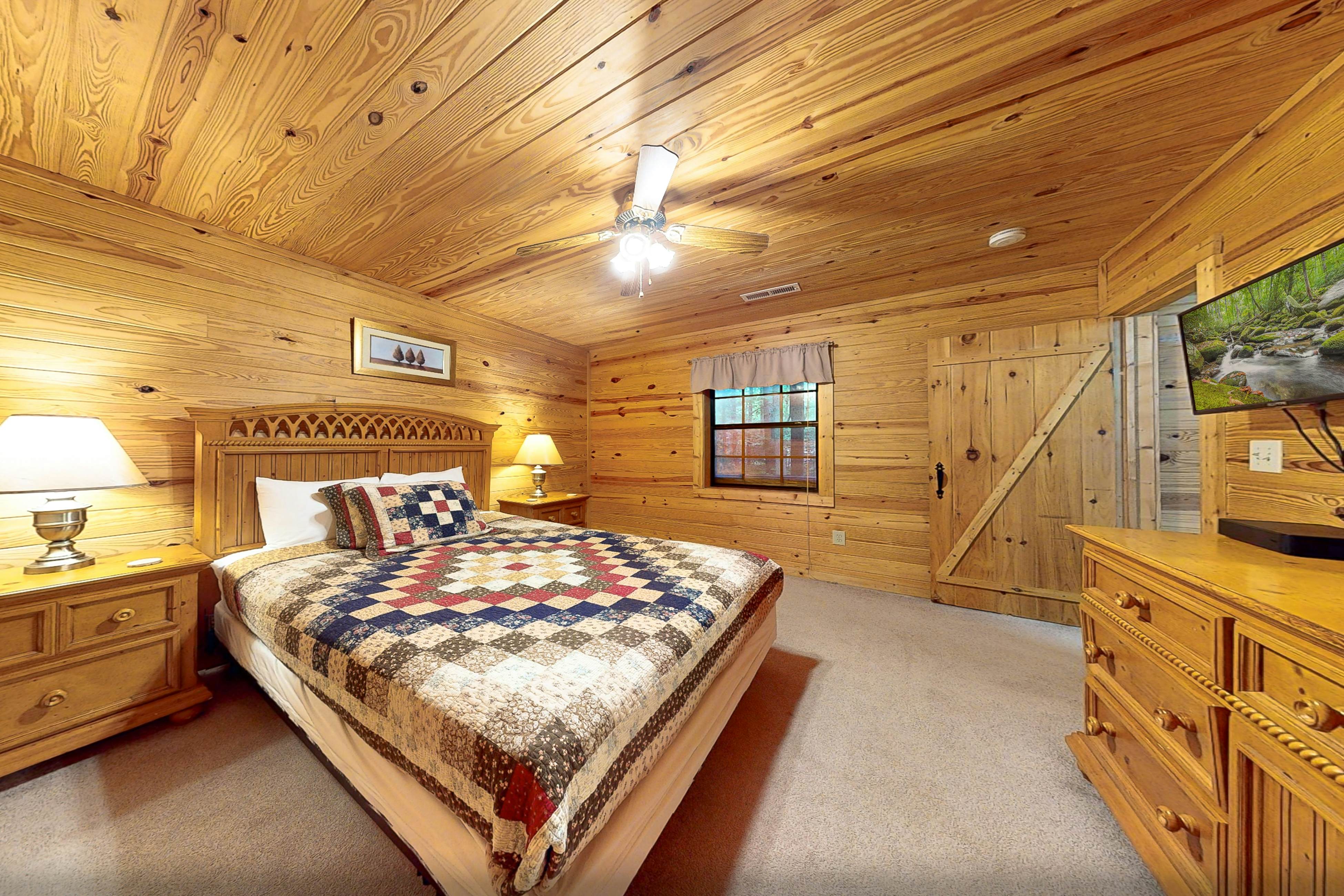 Smoky Mtn cabin w/ hot tub, firepit, game room, deck, & free attraction tickets