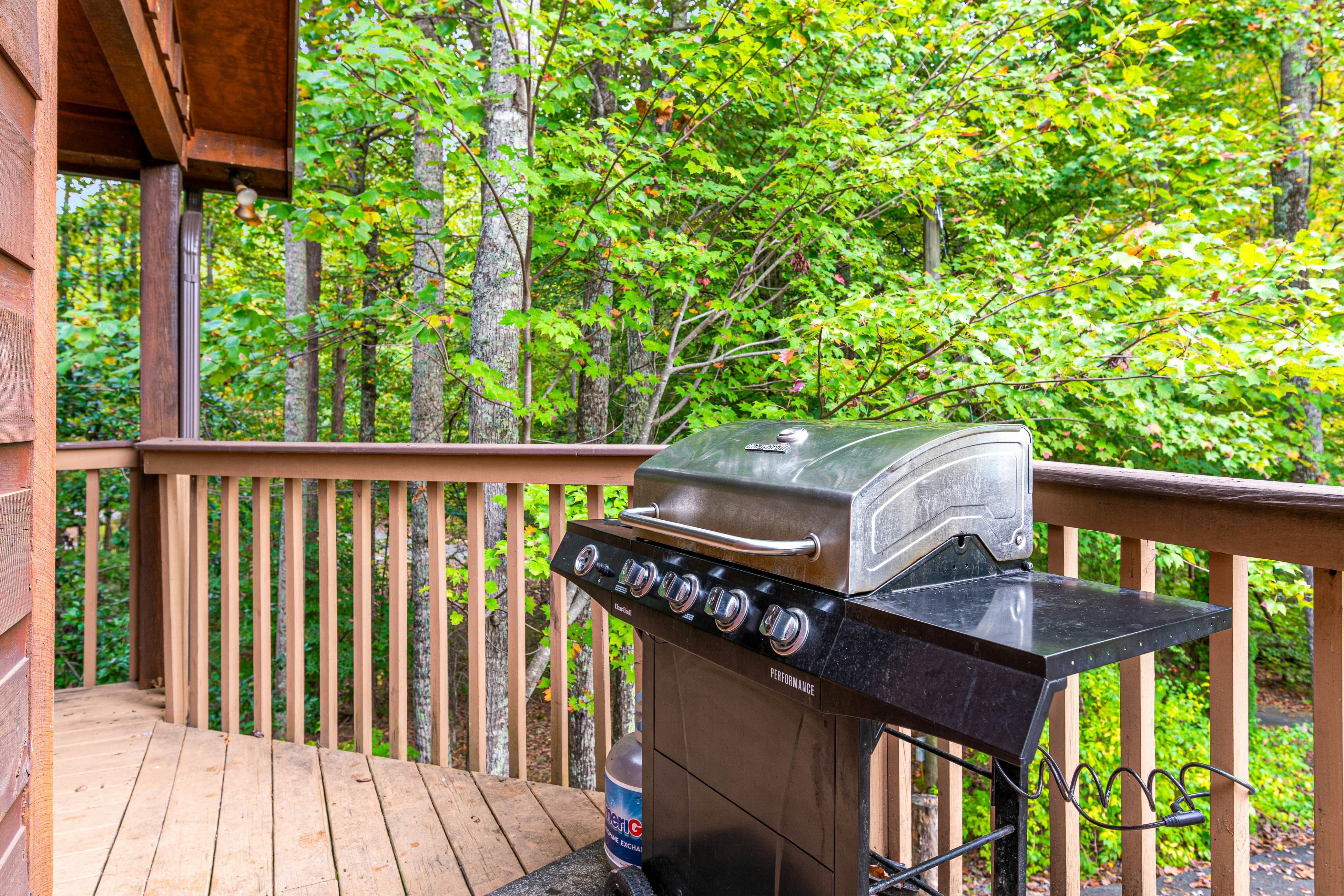 Smoky Mtn cabin w/ hot tub, firepit, game room, deck, & free attraction tickets