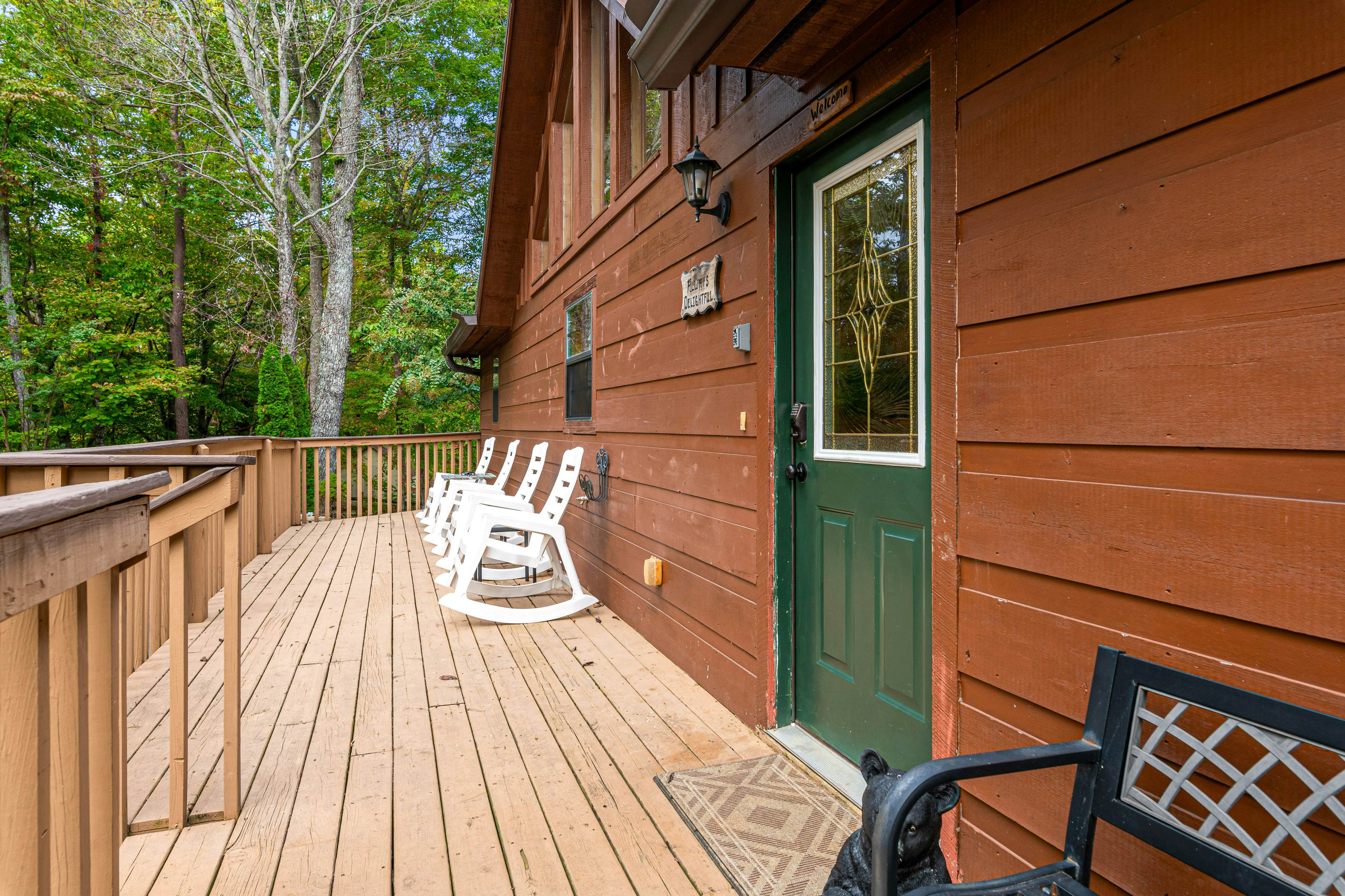 Smoky Mtn cabin w/ hot tub, firepit, game room, deck, & free attraction tickets