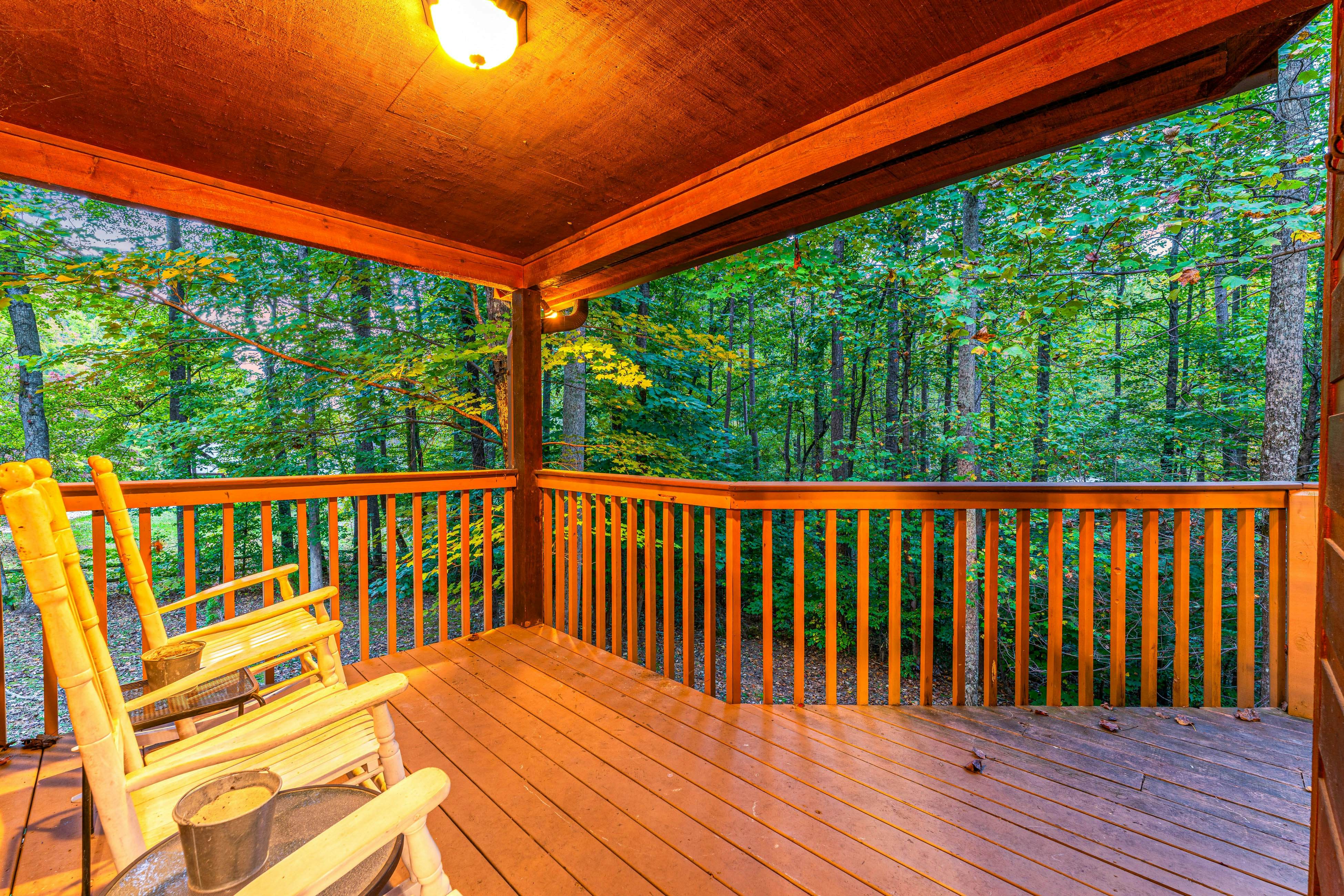 Smoky Mtn cabin w/ hot tub, firepit, game room, deck, & free attraction tickets